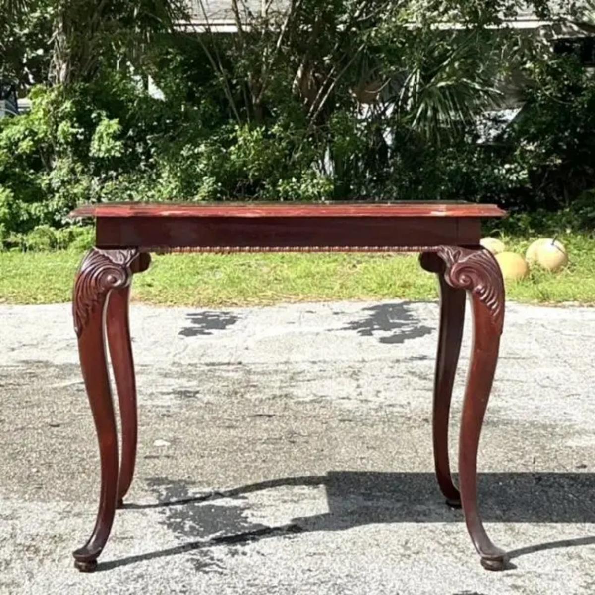 Rehaussez votre décor avec cette charmante table d'appoint Vintage Regency. Ses élégants pieds incurvés, ses détails raffinés et sa riche finition en bois dégagent une sophistication intemporelle. De taille parfaite pour n'importe quelle pièce,