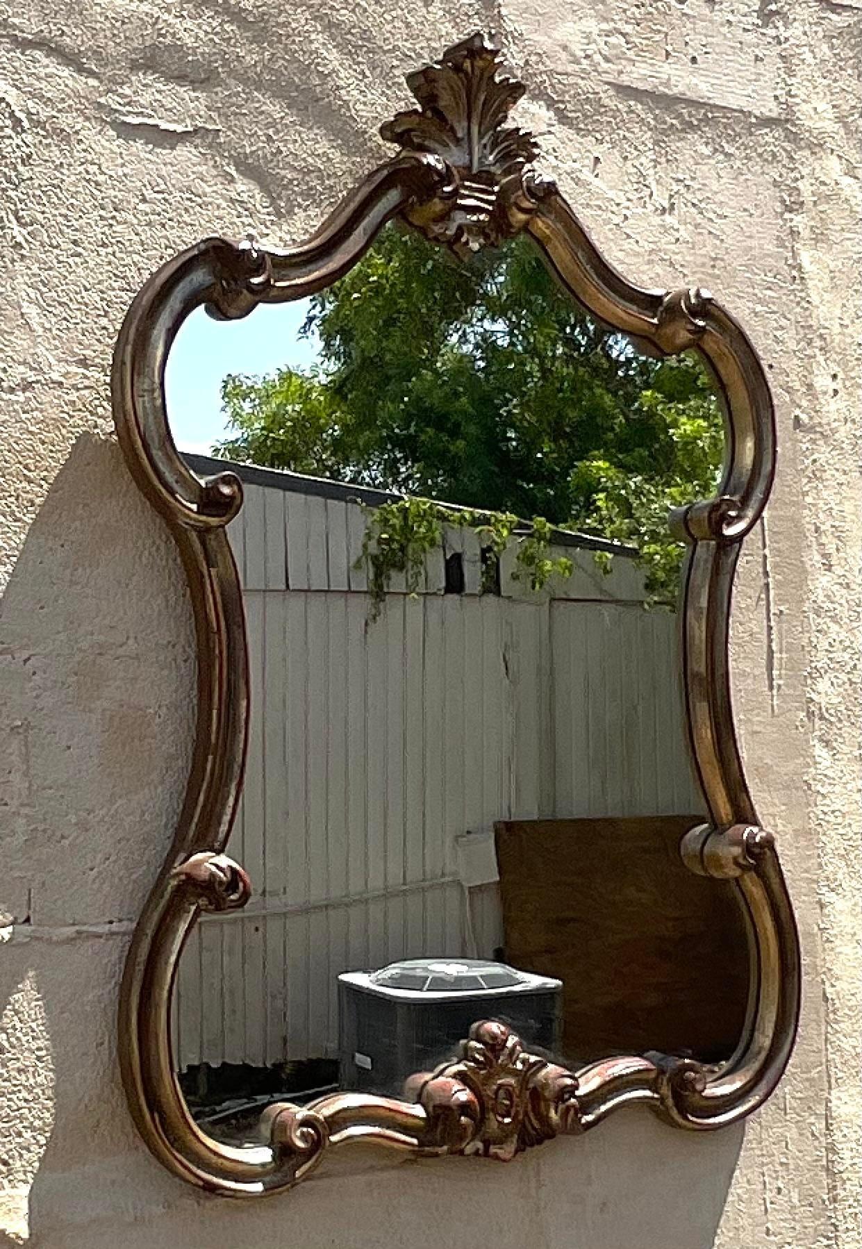 Élevez votre espace avec notre miroir Vintage Regency Silver Leaf. Fabriquée à la main aux États-Unis, cette pièce exquise allie l'élégance classique Regency à l'artisanat américain, offrant un reflet intemporel de style raffiné et de sophistication.