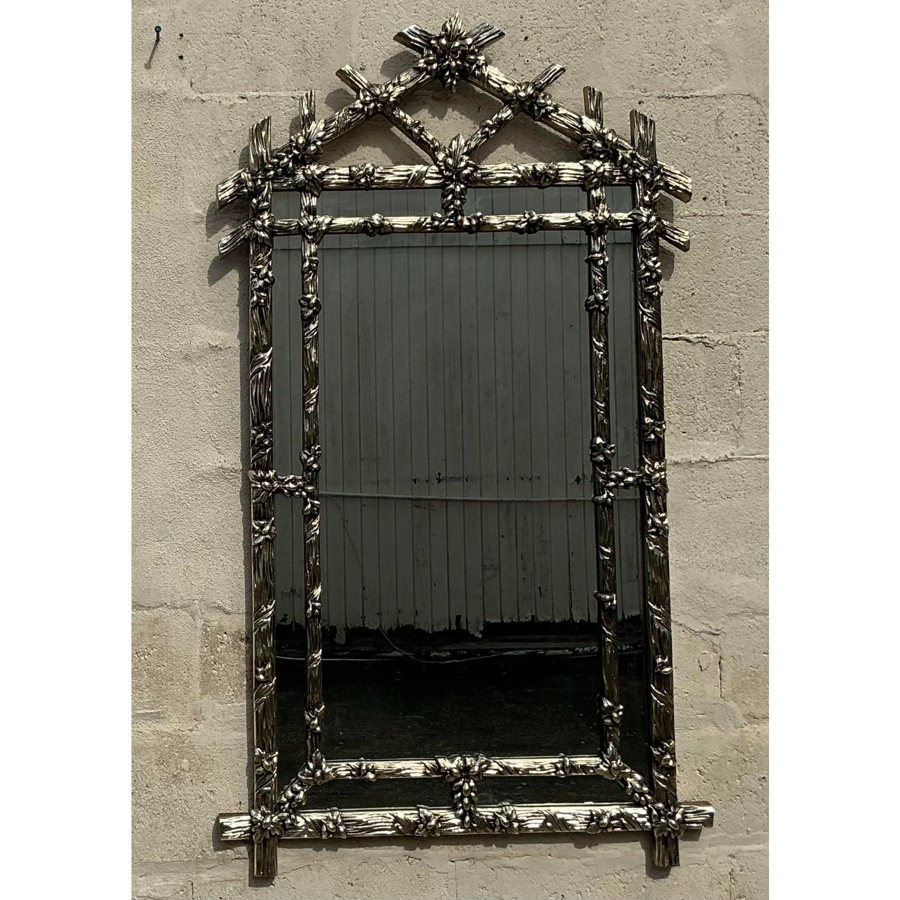Aggiungi un tocco di raffinata eleganza con questo specchio vintage Regency argentato in faux bois. Il suo intricato design ispirato alle venature del legno, rifinito in una scintillante tonalità argento, incarna una raffinatezza senza tempo.