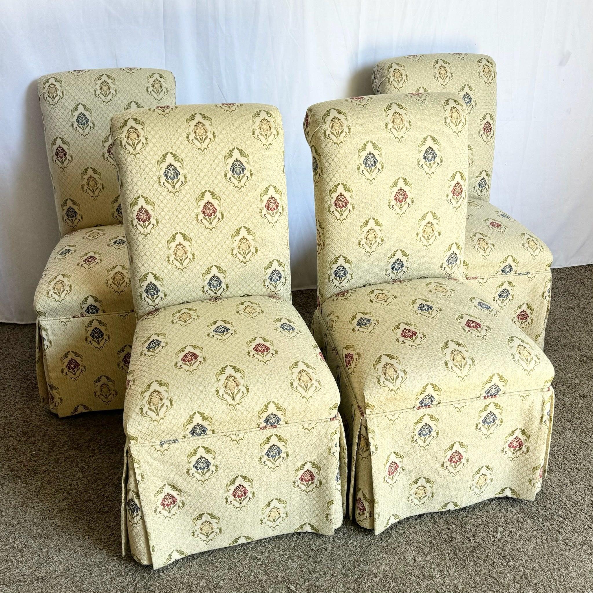 Set di quattro sedie da pranzo con zoccolo Vintage Regency con un'elegante imbottitura e un design senza tempo, perfette per valorizzare qualsiasi sala da pranzo.
 
 Un segno sul tessuto di uno dei sedili, come mostrato nelle foto. 
 
 Vendiamo gli