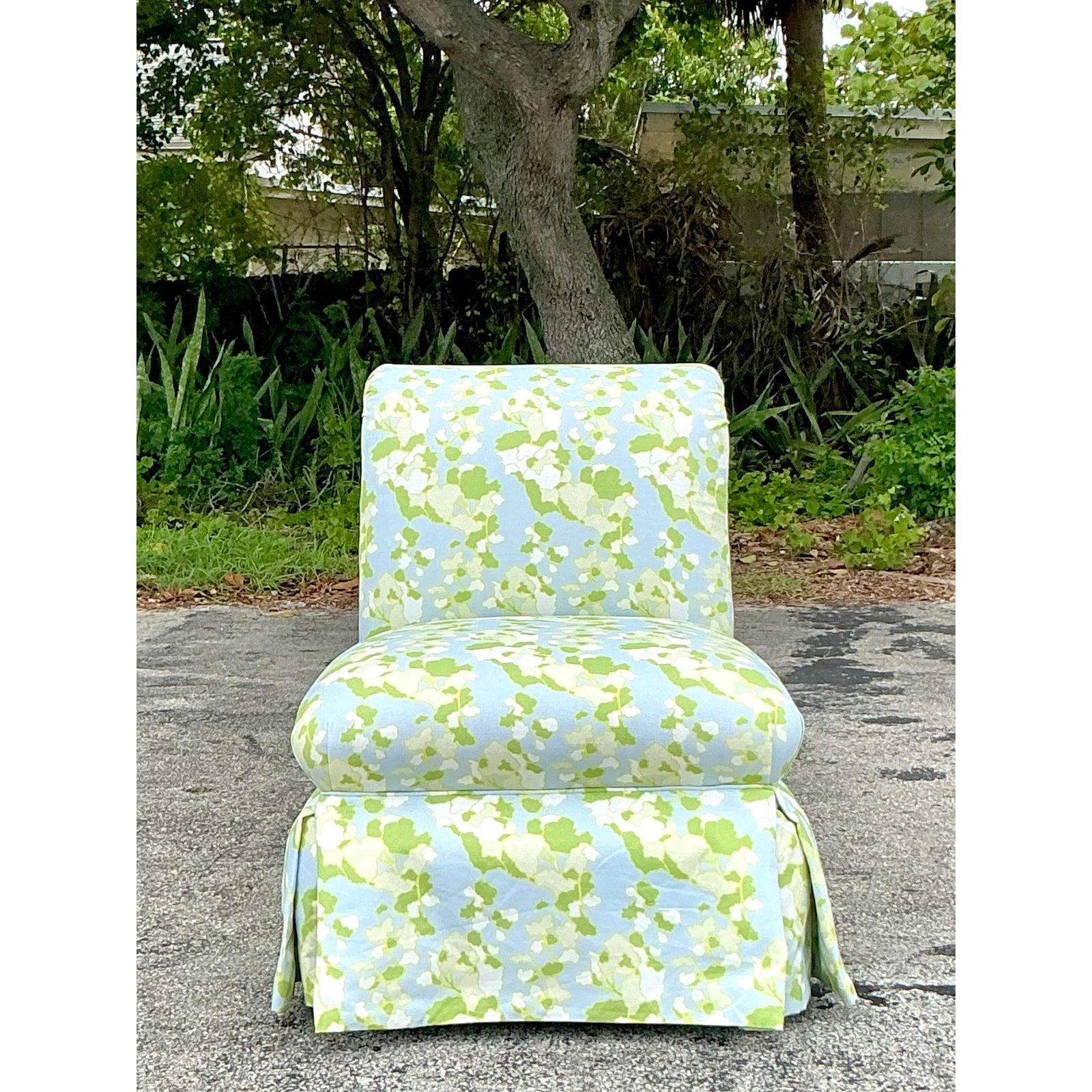 Laissez-vous séduire par l'élégance intemporelle de ce fauteuil vintage Regency, magnifiquement recouvert du très convoité tissu 