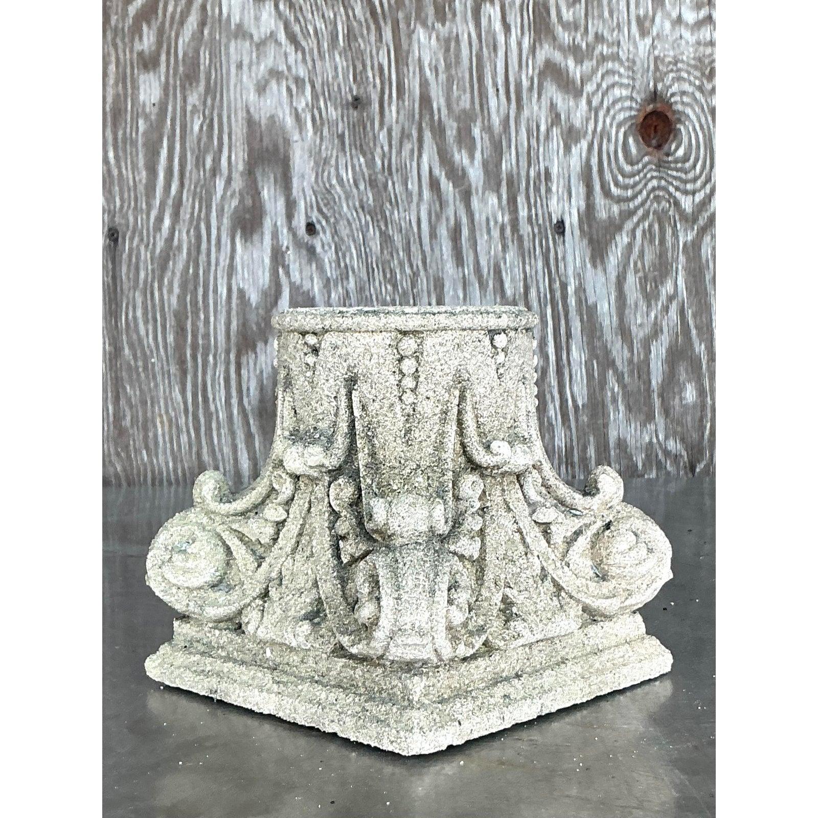 Erhöhen Sie Ihre Einrichtung mit diesem stattlichen korinthischen Säulensockel im Vintage-Regency-Stil, einem zeitlosen architektonischen Element, das klassische Grandeur ausstrahlt. Dieser gegossene Zementsockel mit seinen markanten