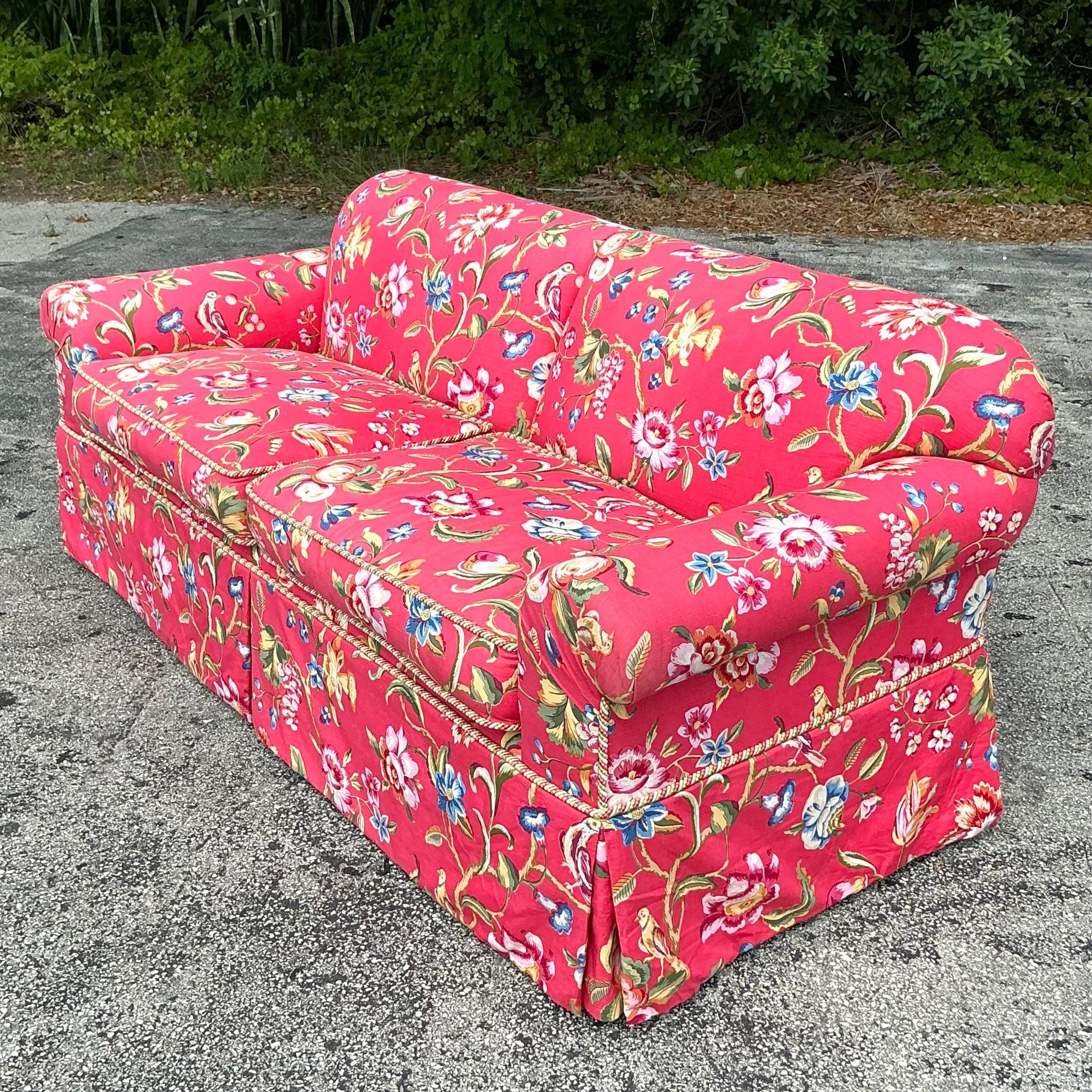 Lujoso sofá Vintage Regency de brazos enrollados tapizado en tela Brunschwig & Fils 
