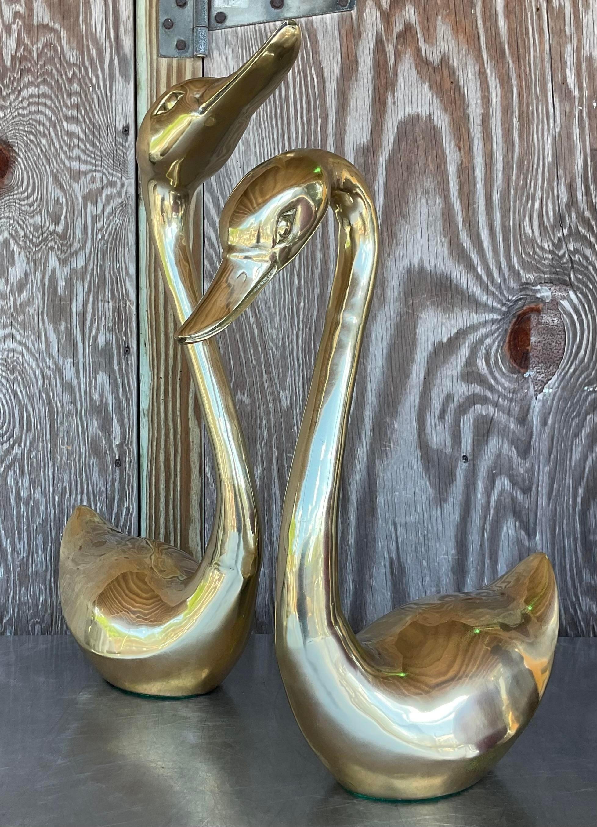 Eleva il tuo arredamento con questa incantevole coppia di anatre vintage Regency in ottone massiccio, che incarnano la quintessenza dell'artigianato americano e un fascino senza tempo per un tocco di eleganza classica in qualsiasi ambiente.