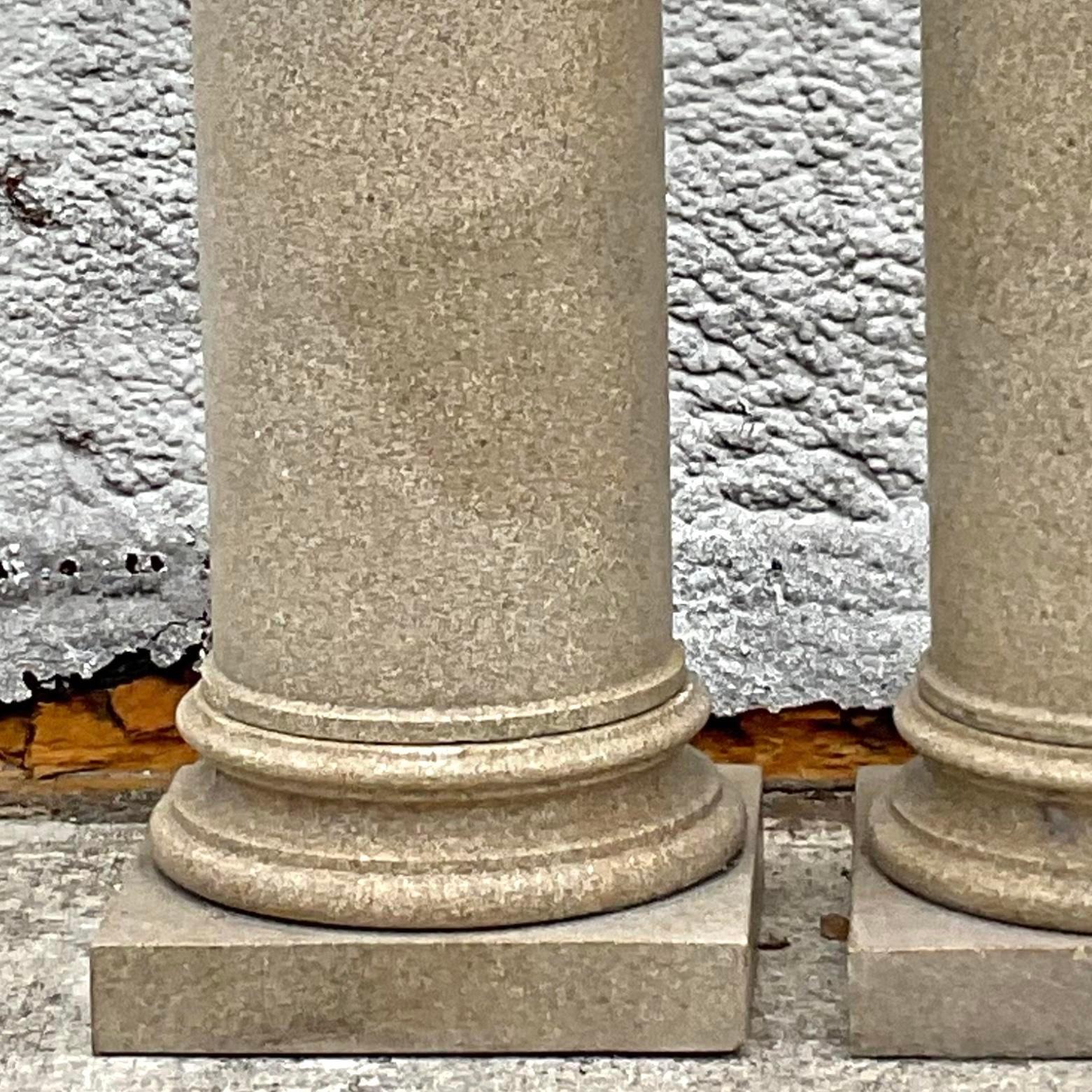 Rehaussez votre décor avec ces colonnes en granit massif Vintage Regency. Fabriquées en granit durable, ces colonnes exsudent le charme et la sophistication de la régence classique. Parfaites pour ajouter une touche d'élégance architecturale à