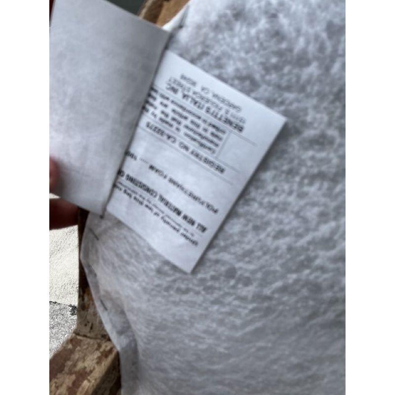 Cet ensemble exquis de six chaises de salle à manger incarne l'apogée du design dramatique Hollywood Regency, inspiré par les chefs-d'œuvre néoclassiques. Les chaises sont immédiatement reconnaissables à leur dossier ovale haut et imposant, orné