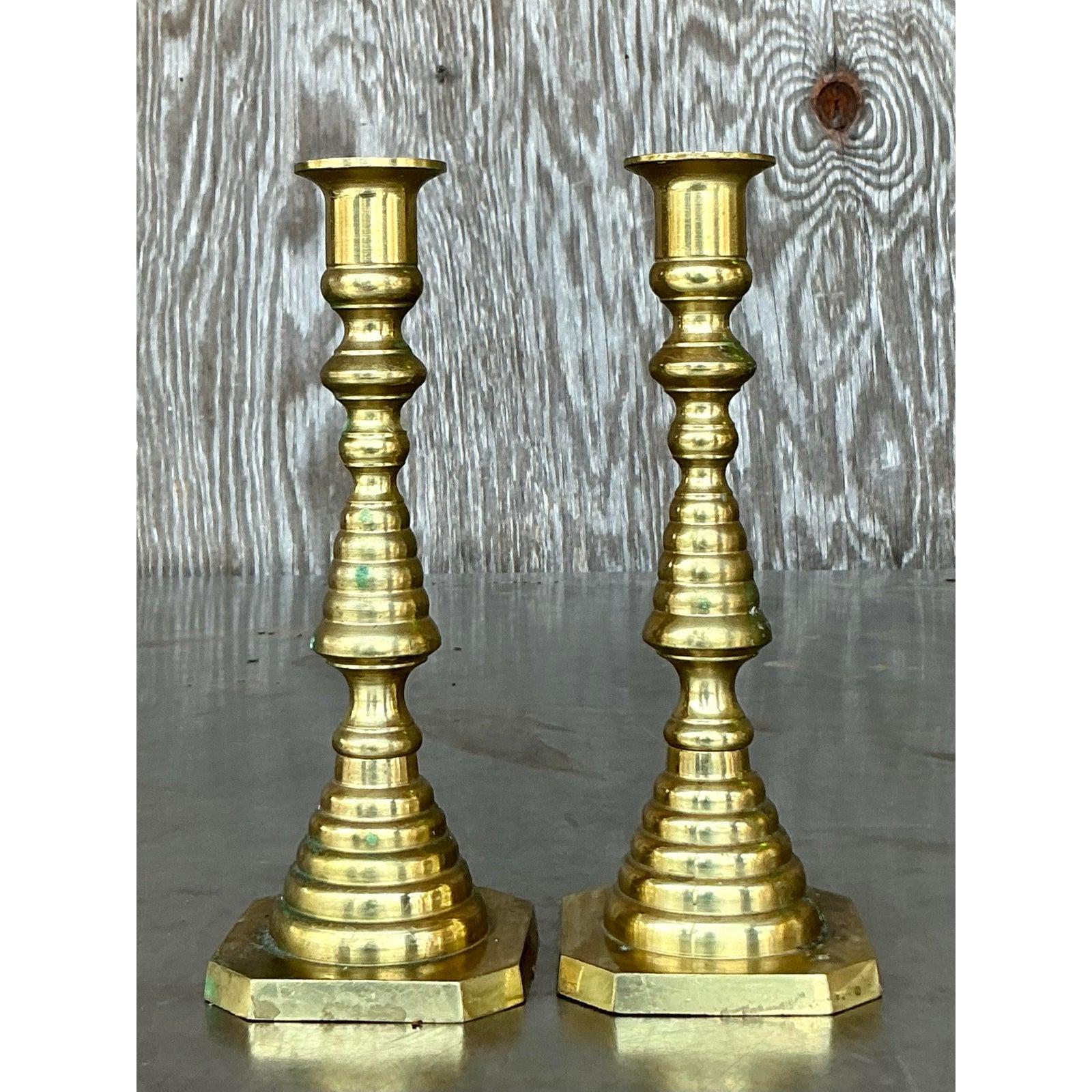 Eleva el ambiente de tu interior con este llamativo par de candelabros de latón apilados Vintage Regency. Con su elegante silueta escalonada y su radiante tono dorado, estos candelabros reflejan una artesanía atemporal y una forma clásica. El diseño