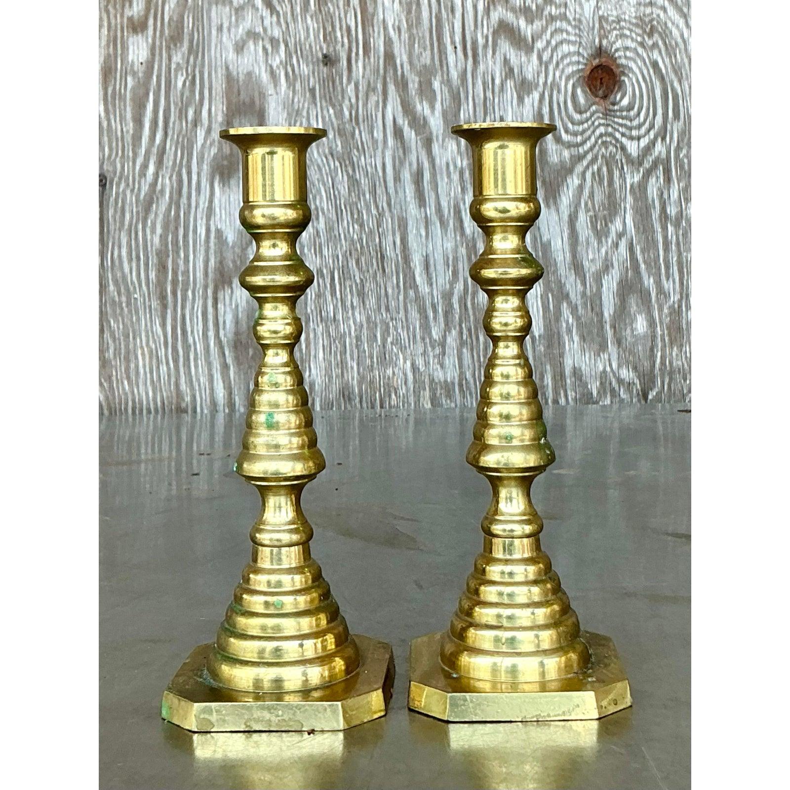Pareja de candelabros de latón apilados de la época de la Regencia Indio en venta