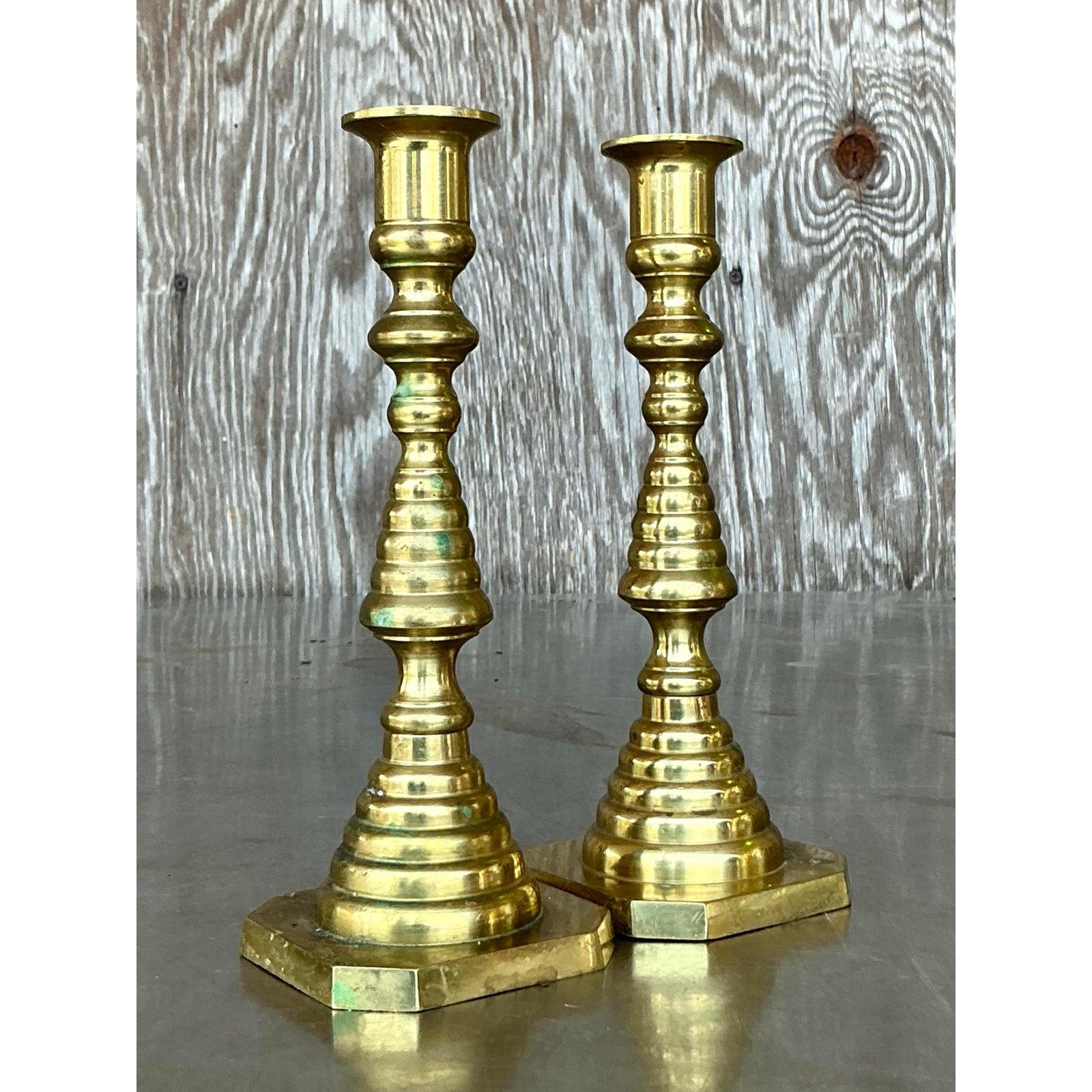 Pareja de candelabros de latón apilados de la época de la Regencia siglo XX en venta