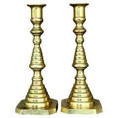 Pareja de candelabros de latón apilados de la época de la Regencia