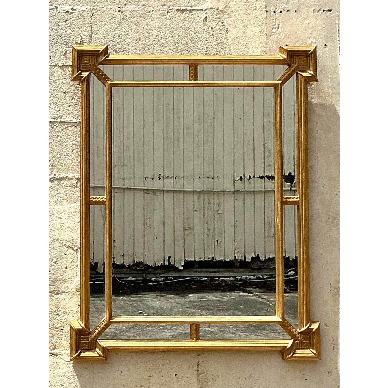 Eleganza senza tempo per la tua casa con questo specchio Vintage Regency impilato e dorato. Questo squisito specchio cattura la raffinatezza dello stile Regency con la sua splendida cornice dorata a strati. La cornice presenta intricati dettagli di