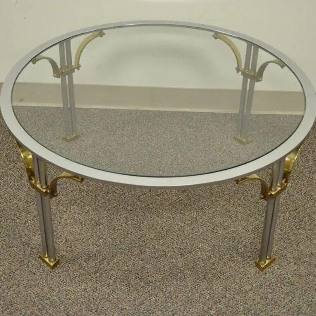 Regency Table basse ronde de style Régence en acier, laiton et verre Maison Jansen en vente