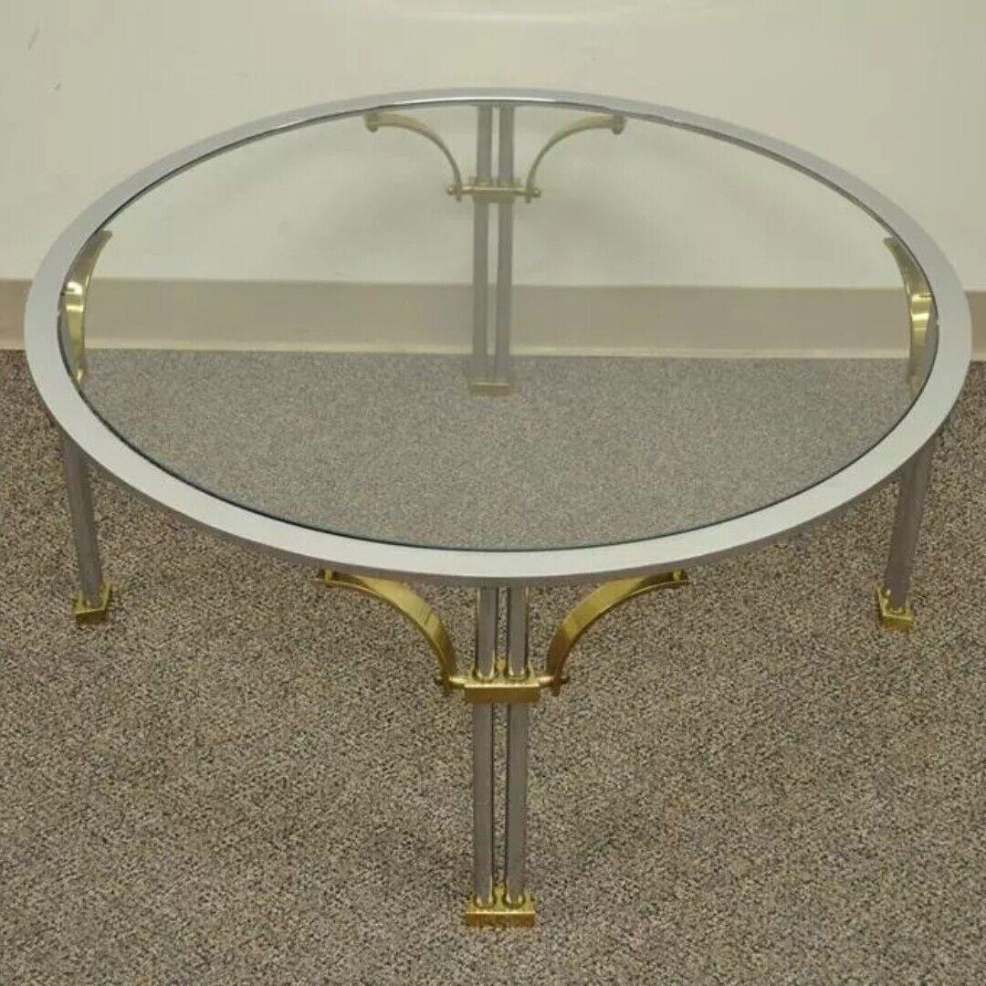 20ième siècle Table basse ronde de style Régence en acier, laiton et verre Maison Jansen en vente