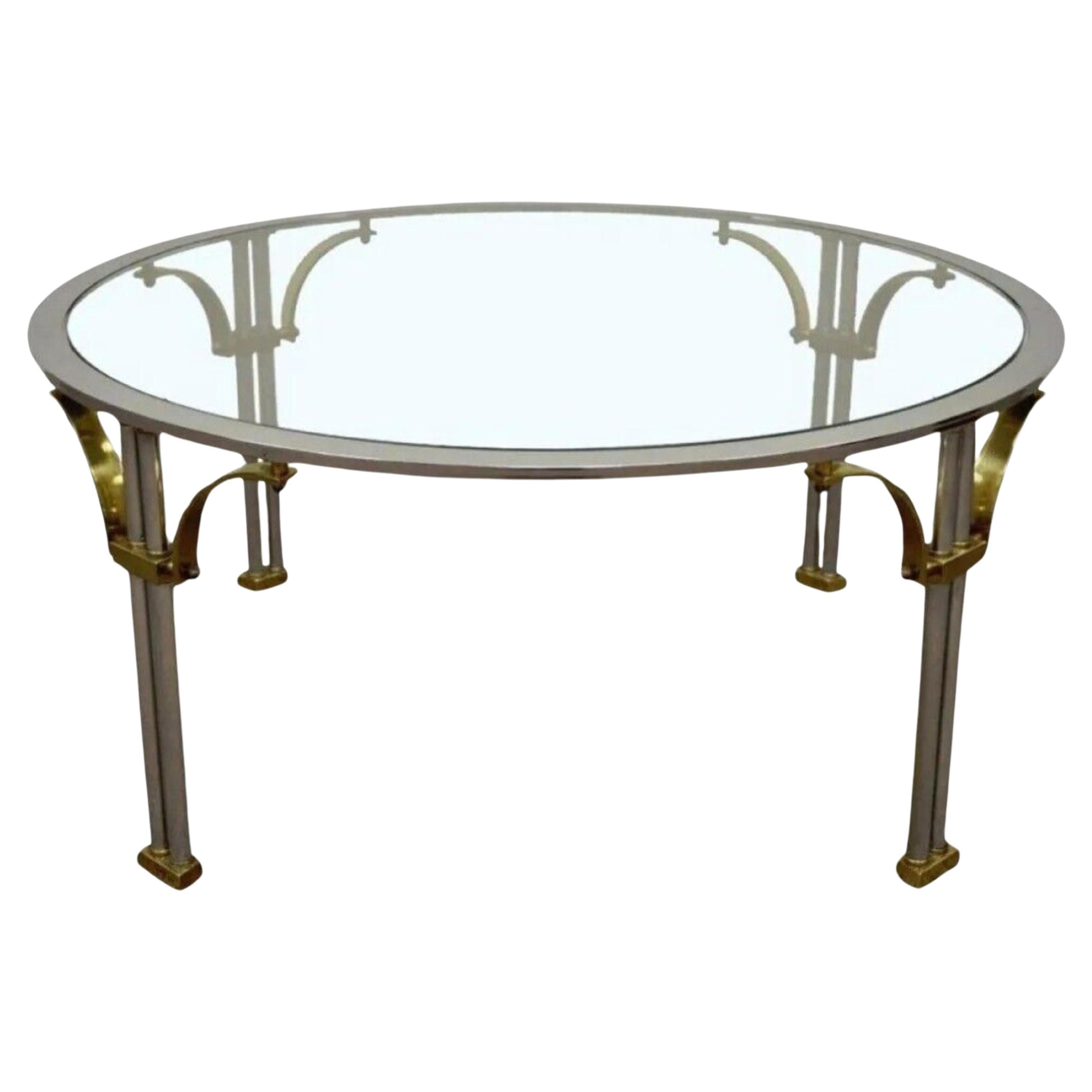 Table basse ronde de style Régence en acier, laiton et verre Maison Jansen