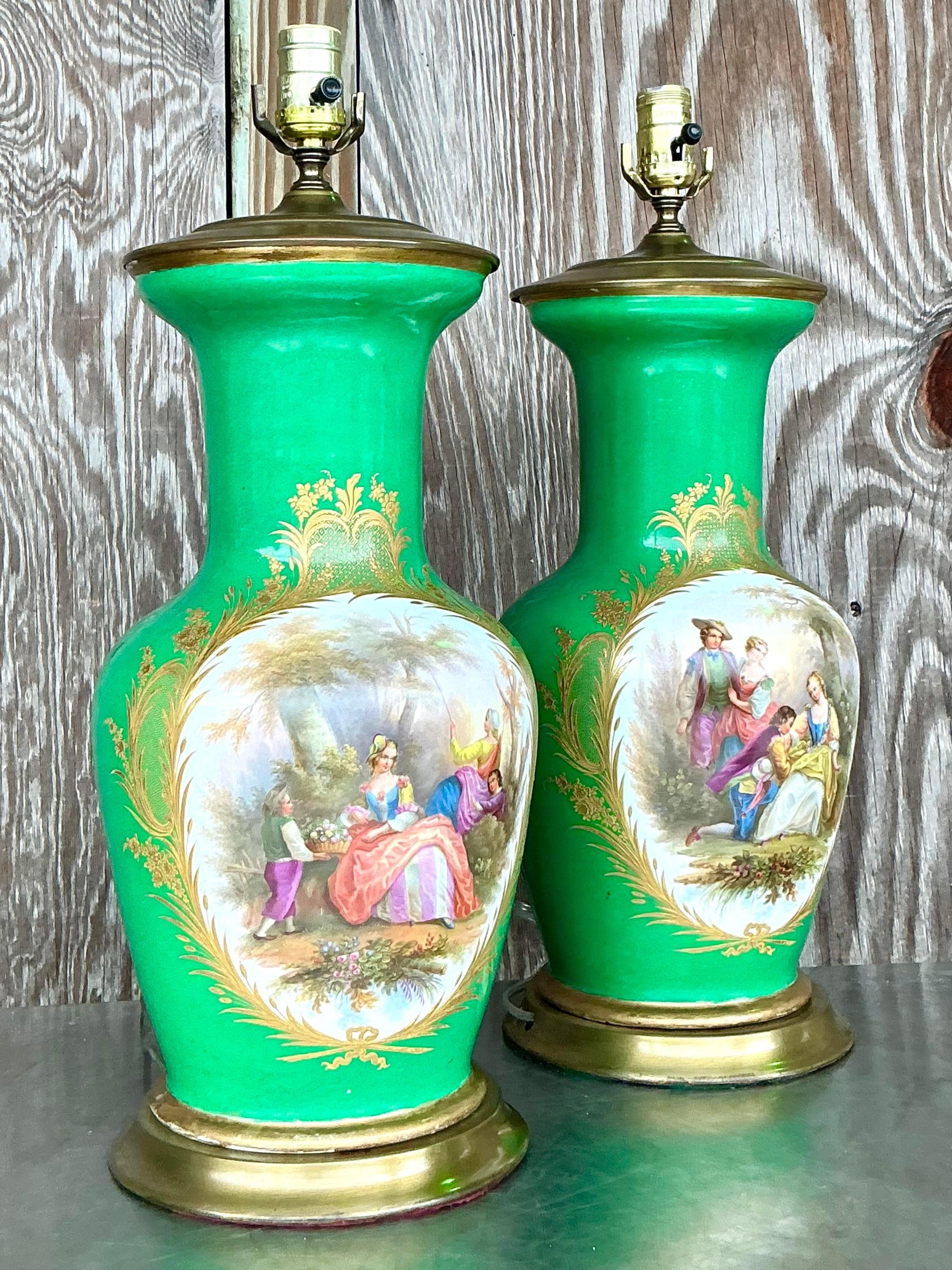 Questa coppia di lampade figurative vintage Stiffel emana eleganza e raffinatezza, con figure intricate e dettagliate che catturano lo stile opulento dell'epoca Regency. Realizzate con la qualità e l'attenzione ai dettagli che contraddistinguono