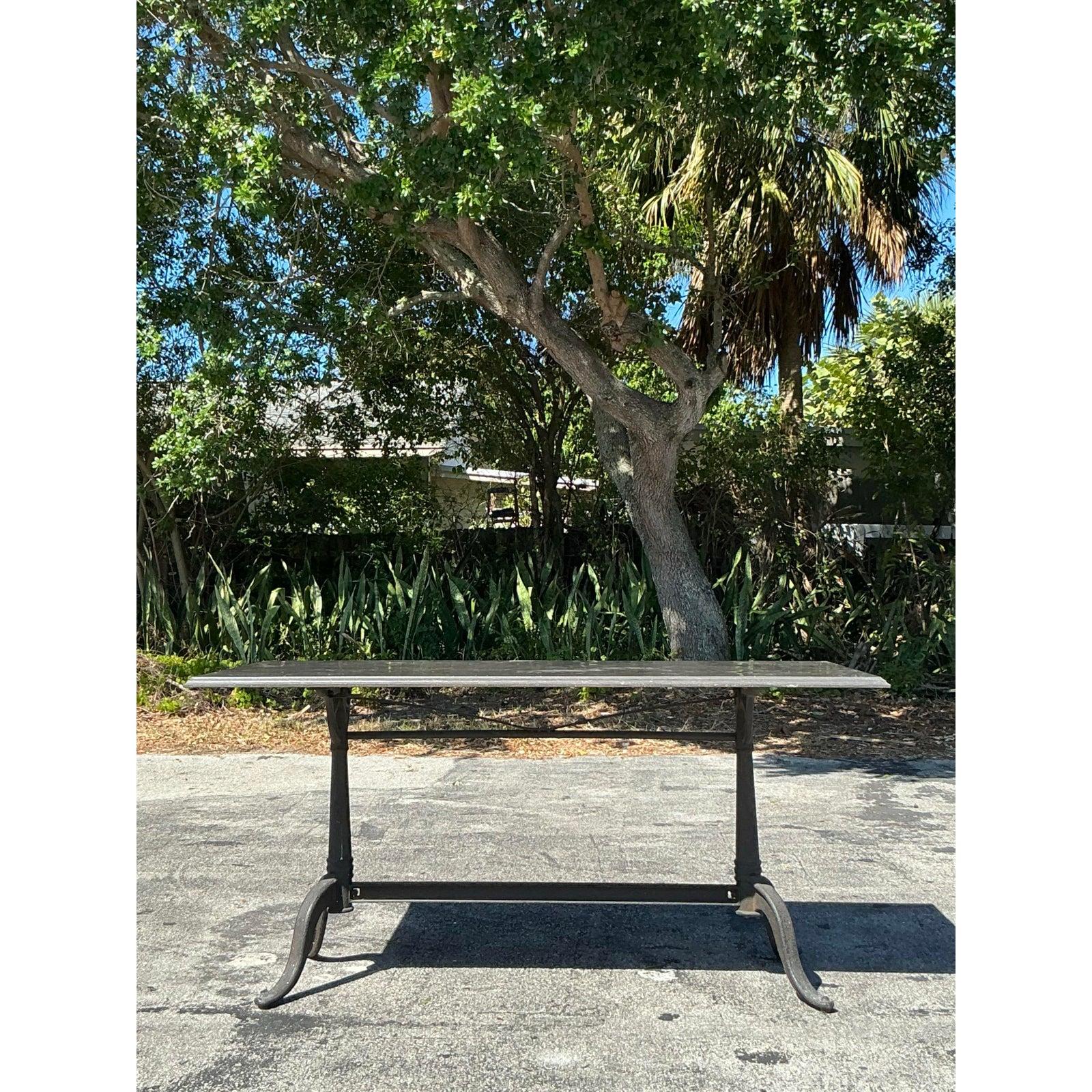 Américain Table de salle à manger vintage Regency à plateau en pierre en vente