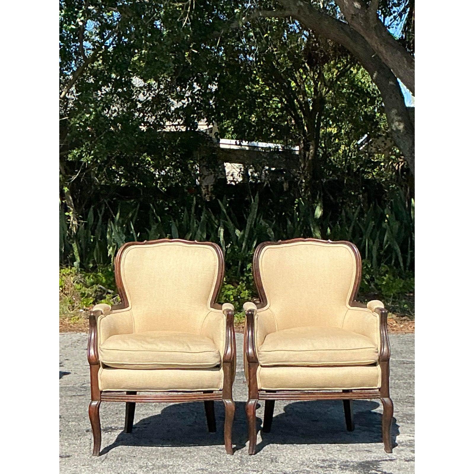 Porta in casa l'eleganza di un'epoca passata con questa sedia Bergère a righe Vintage Regency, un pezzo d'accento senza tempo ricco di fascino e comfort. Caratterizzata da una struttura in legno dai contorni aggraziati con dettagli intagliati a