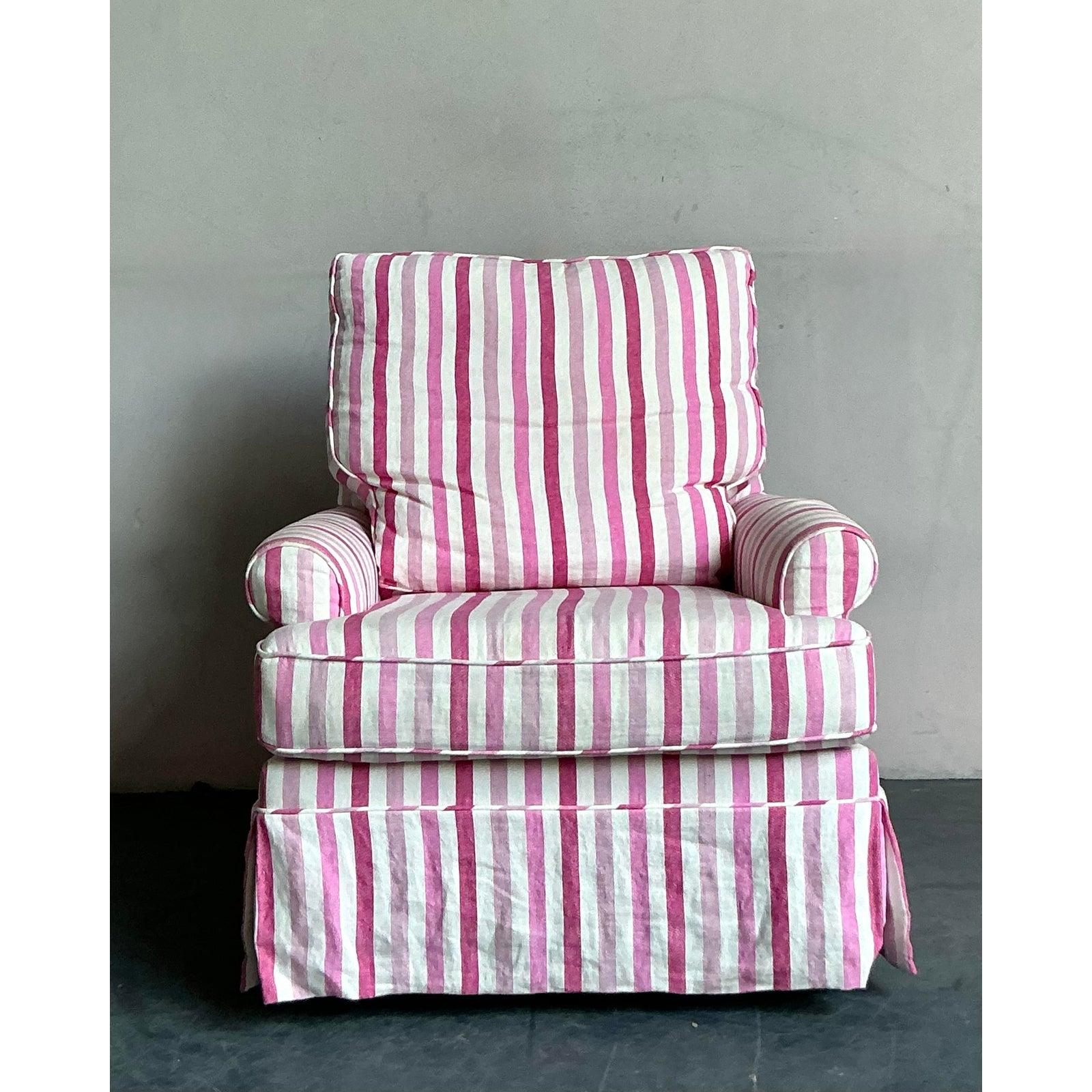 Embrassez le charme délicieux du style grand-millénaire avec cette captivante chaise longue en forme de pantoufle vintage. Entièrement revêtue d'un tissu en lin rayé rose et blanc classique, cette pièce dégage une sensibilité fraîche et romantique.