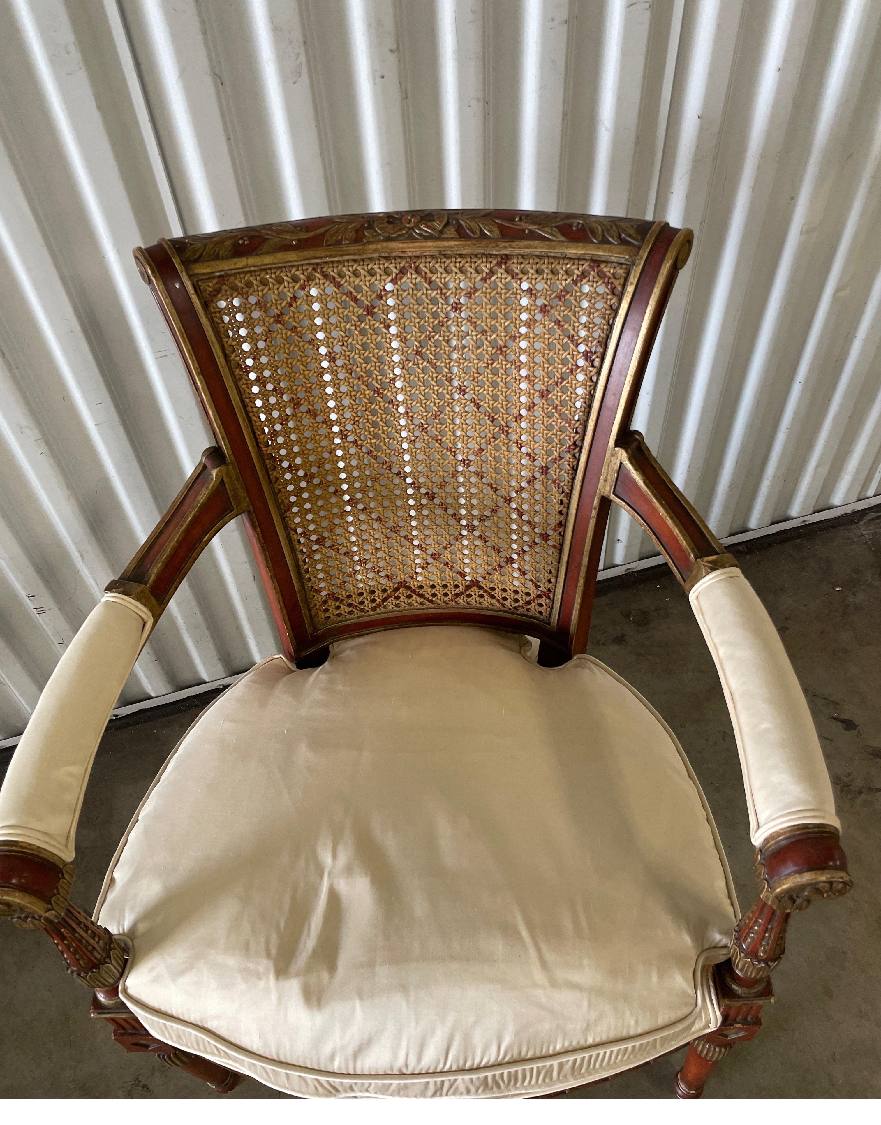 Vintage Regency Style Sessel. Rohrrücken mit einem handgemalten Gittermotiv.
Neu bezogen mit Knochenseidenstoff von Scalamandre.