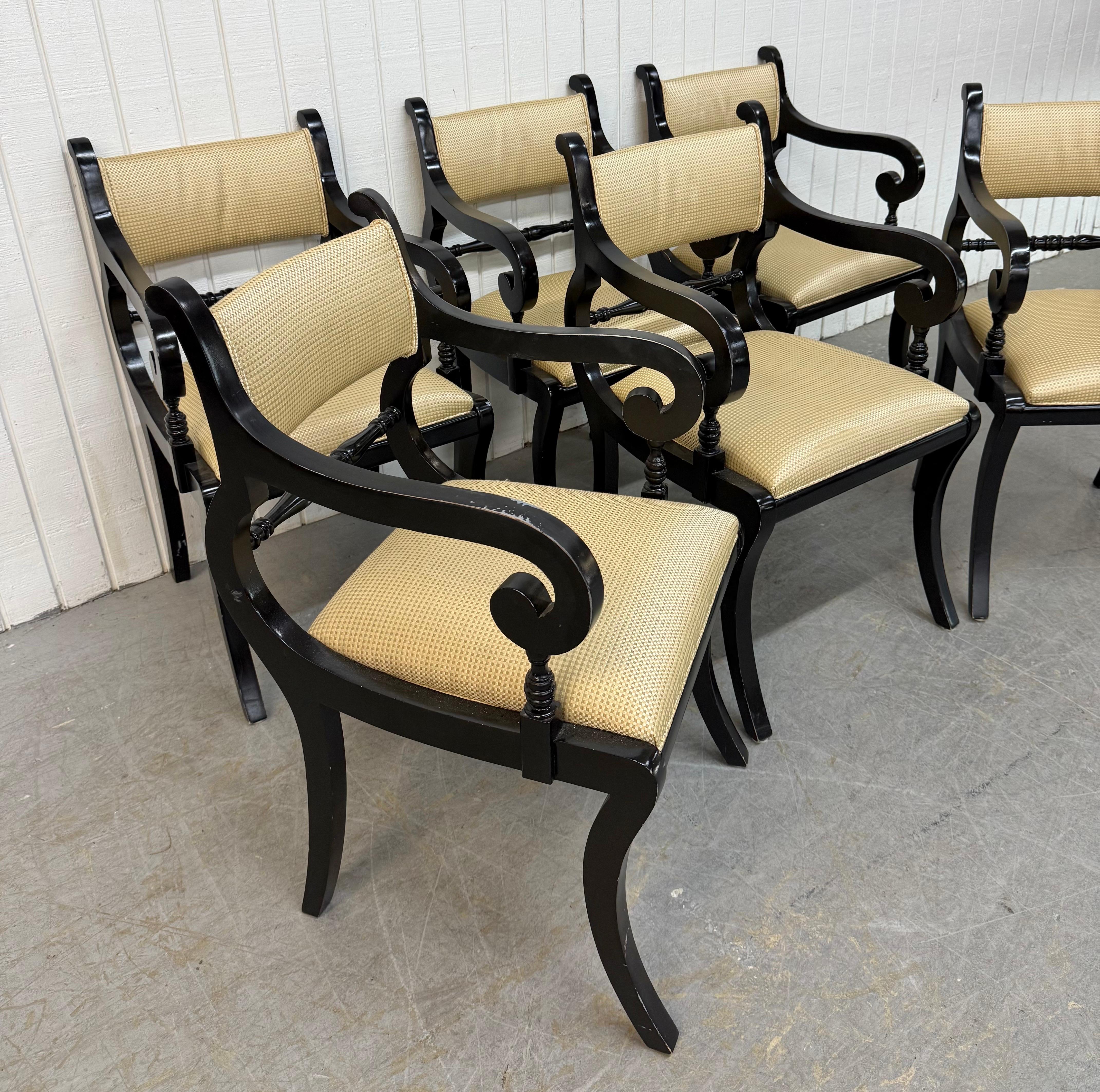 Diese Auflistung ist für eine Reihe von sechs Vintage Regency Style schwarz lackiert Esszimmerstühle. Mit sechs geschwungenen Sesseln, gepolsterten Sitzen und Rückenlehnen und einer schwarz lackierten Oberfläche. Dies ist eine außergewöhnliche