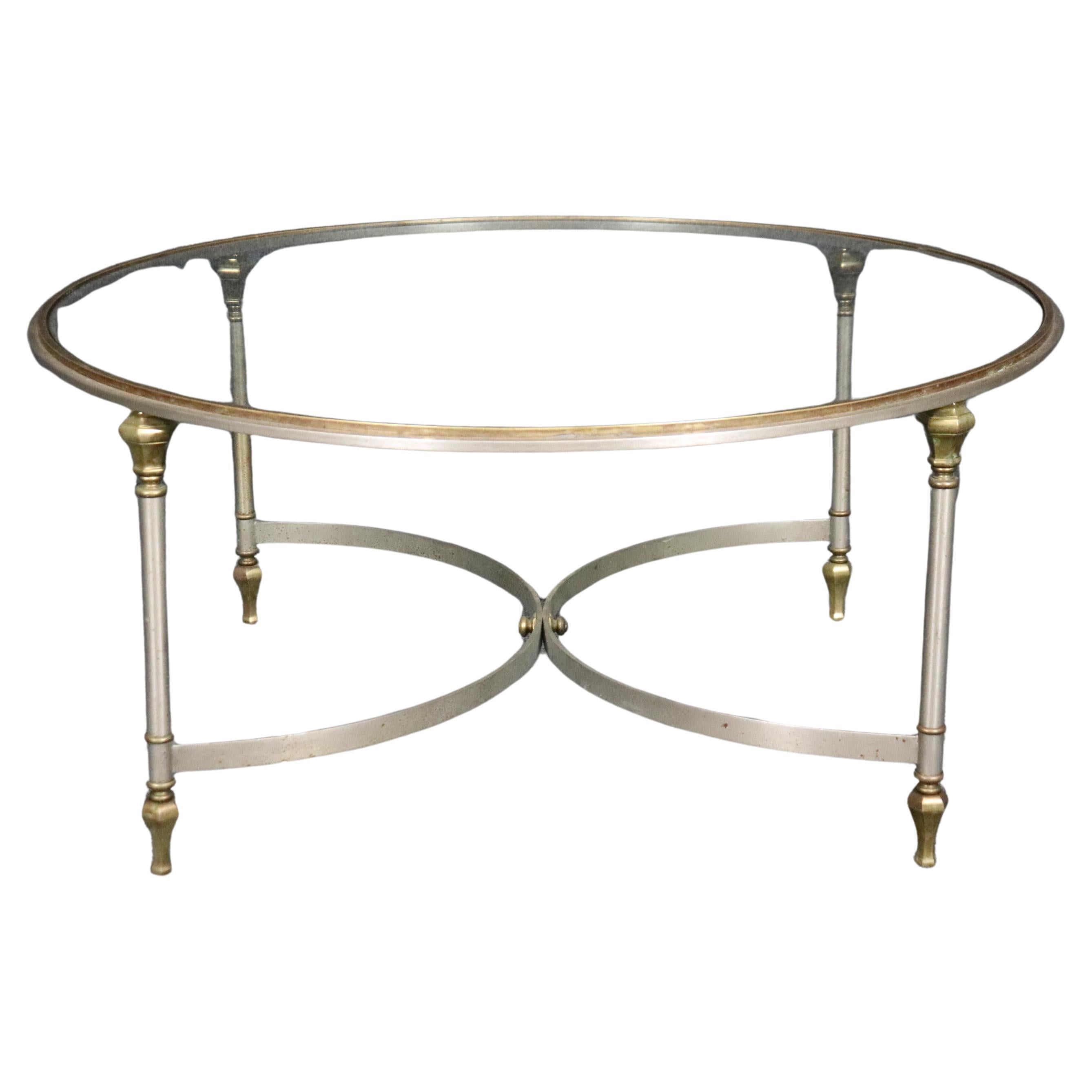 Table basse de style Régence vintage en laiton et métal avec plateau en verre  en vente