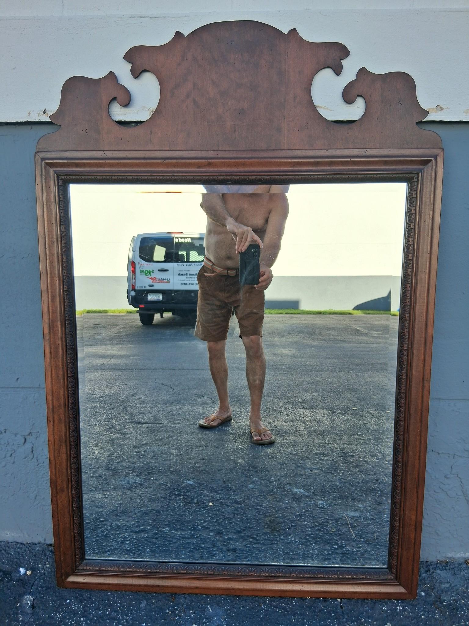Vintage Regency-Stil geschnitzt Solid Wild Black Cherry Holz Wandspiegel. Hergestellt von Artisans for Old Thistle Inn Massachusetts.