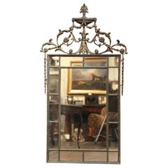 Miroir mural de style Régence vintage sculpté en vert-de-gris et doré avec verre fumé