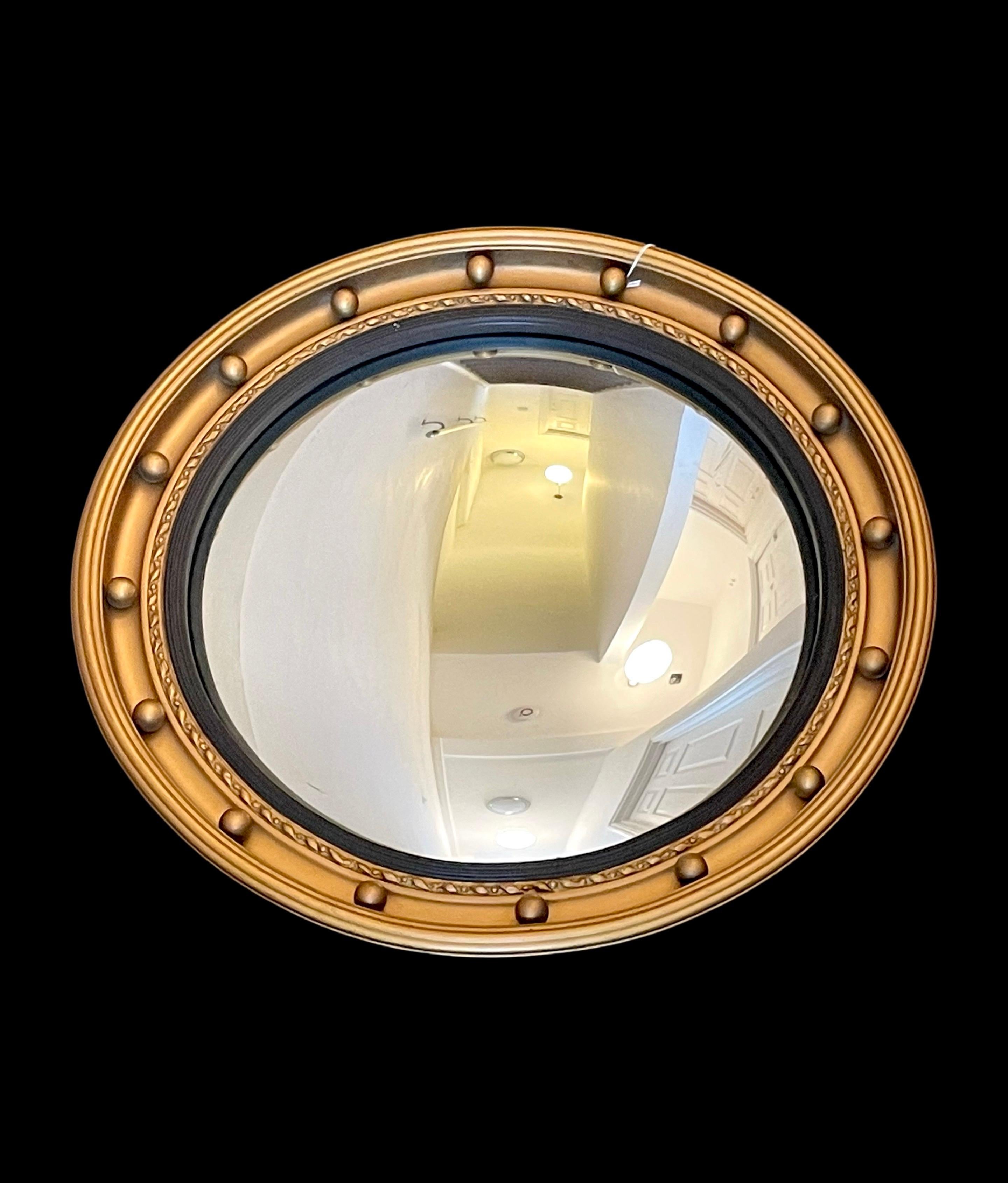 Questo splendido specchio convesso in stile Vintage Regency è un vero e proprio pezzo forte, che emana raffinatezza.

Rifinito in una ricca tonalità oro intenso che ricorda l'ottone invecchiato, dona calore e carattere a qualsiasi spazio. Realizzata