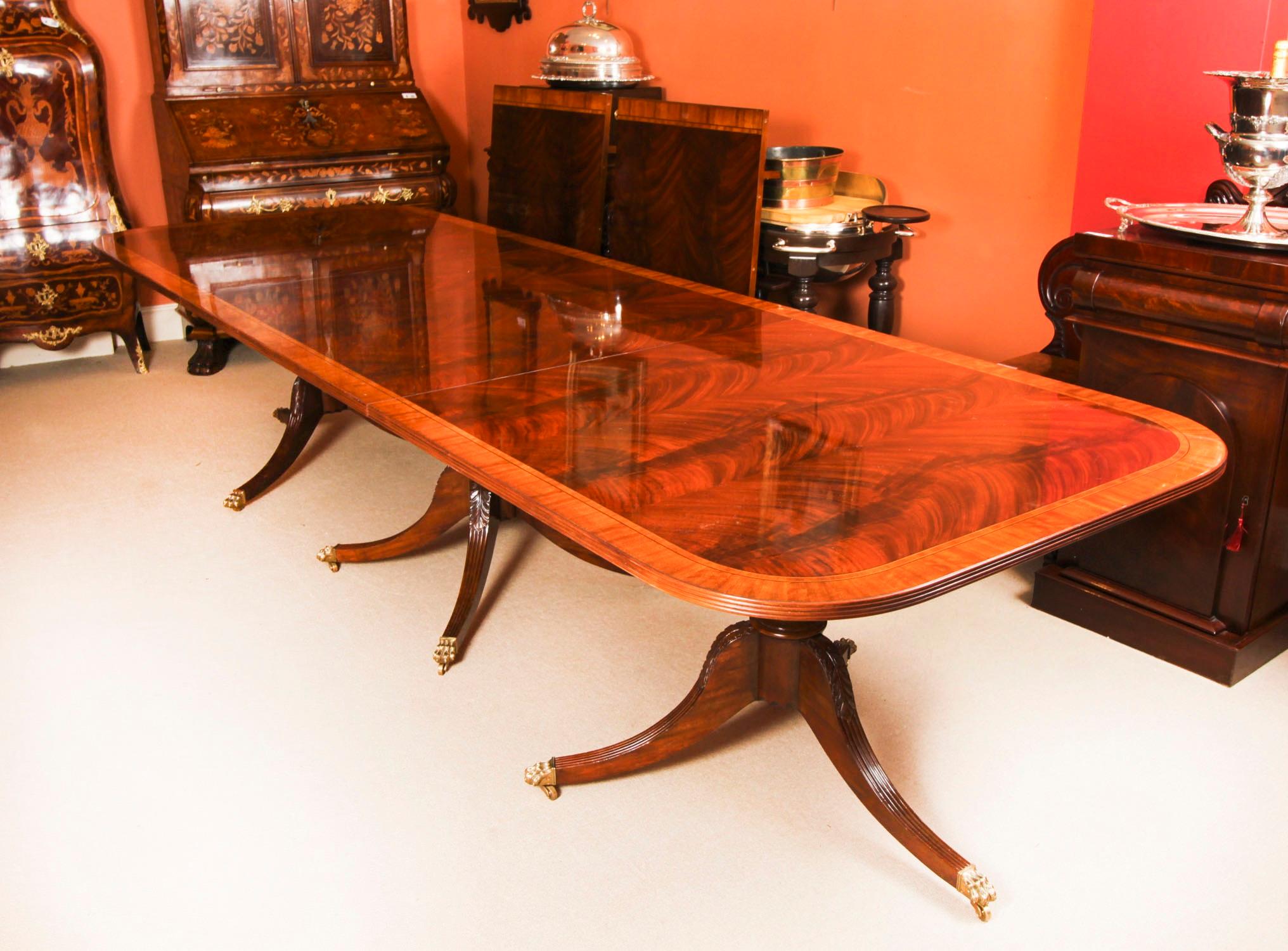 Vintage Regency Style Dining Table & 18 Chairs Flame Mahogany 20th Century 7