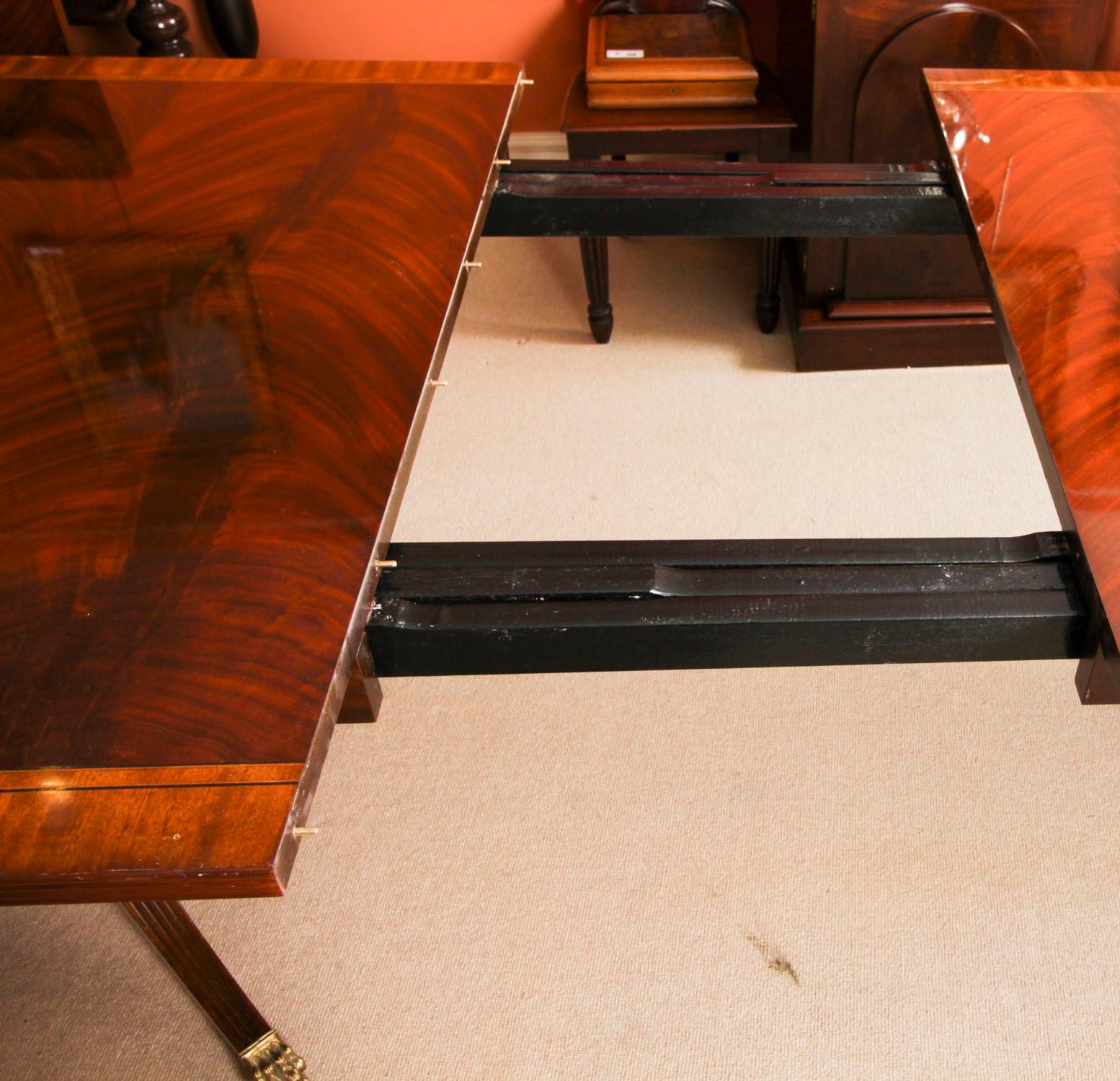 Vintage Regency Style Dining Table & 18 Chairs Flame Mahogany 20th Century 10