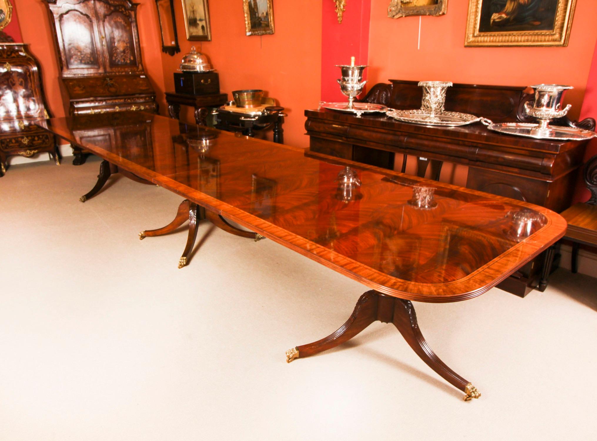 Vintage Regency Style Dining Table & 18 Chairs Flame Mahogany 20th Century In Good Condition In London, GB