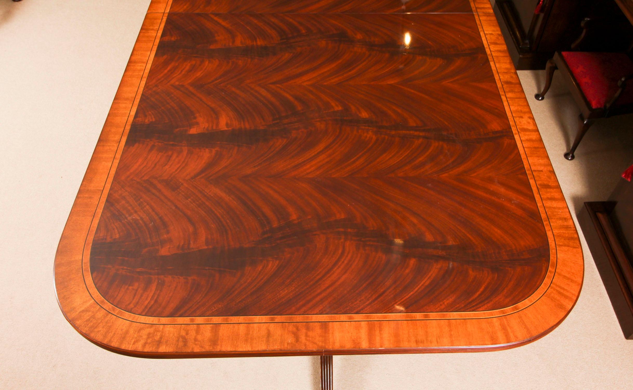 Vintage Regency Style Dining Table & 18 Chairs Flame Mahogany 20th Century 4