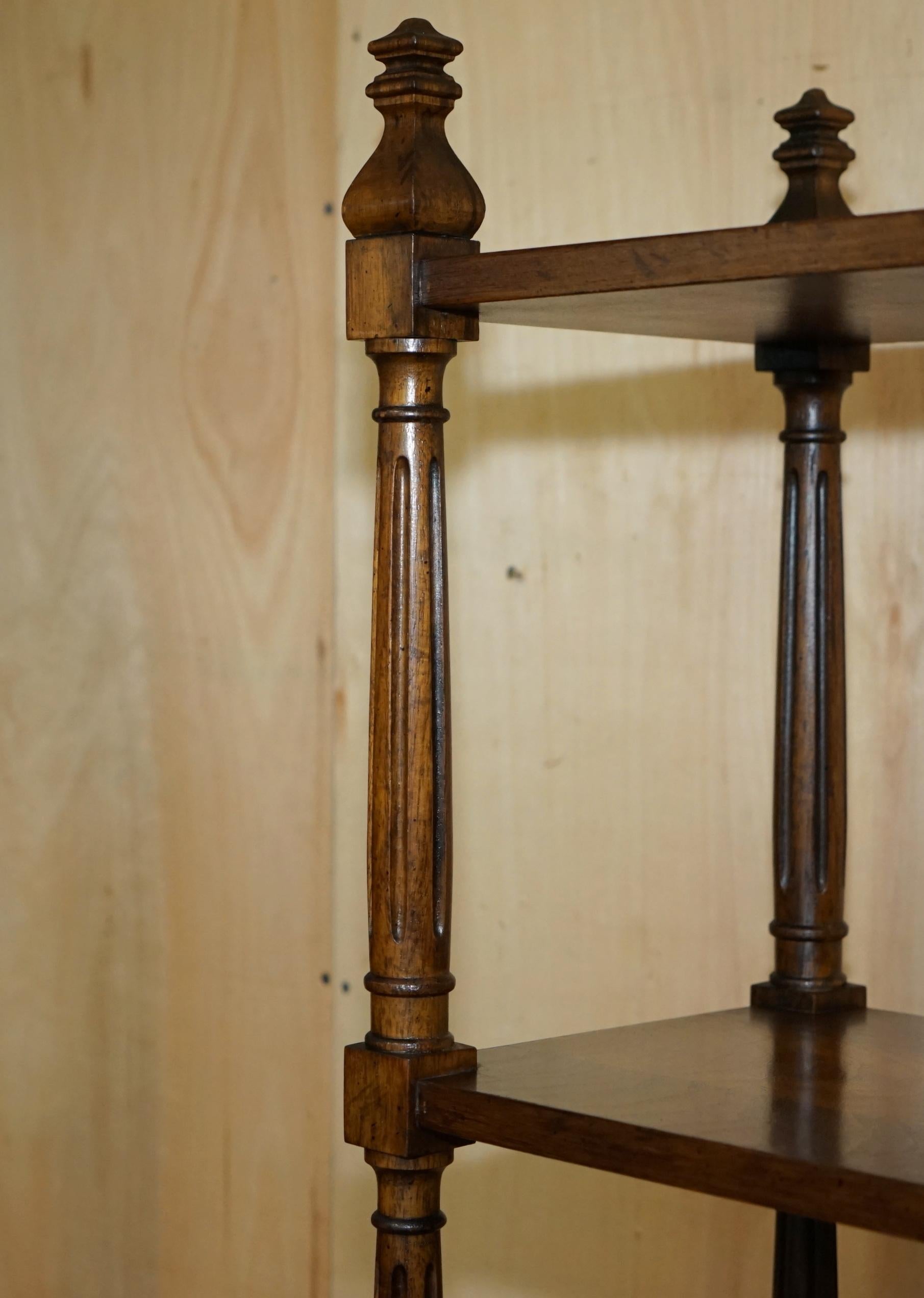 Regency LIBRERIA IN LEGNO DUREVOLE FIAMMATO IN STILE REGENNALE D'EPOCA alta 198 cm. in vendita