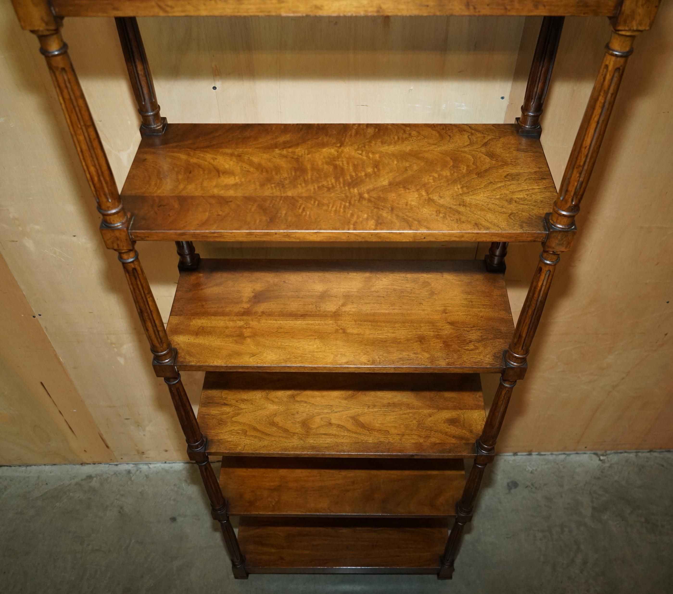 Fatto a mano LIBRERIA IN LEGNO DUREVOLE FIAMMATO IN STILE REGENNALE D'EPOCA alta 198 cm. in vendita