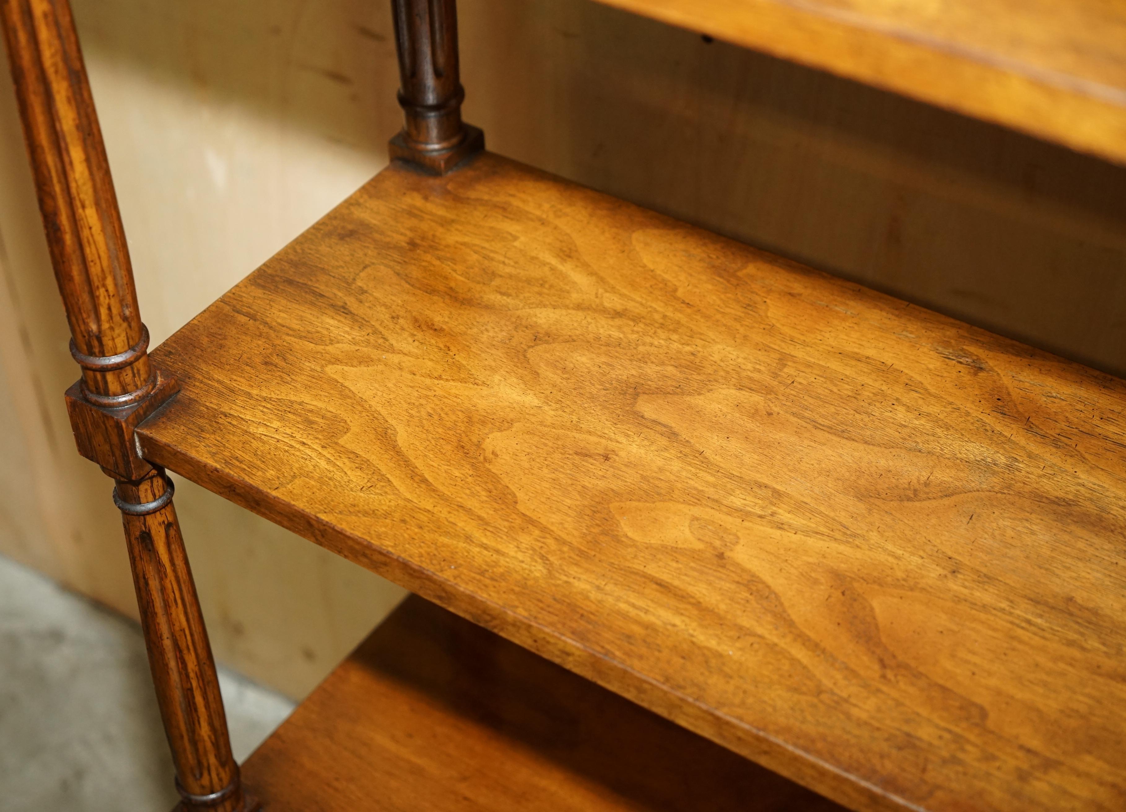 XX secolo LIBRERIA IN LEGNO DUREVOLE FIAMMATO IN STILE REGENNALE D'EPOCA alta 198 cm. in vendita