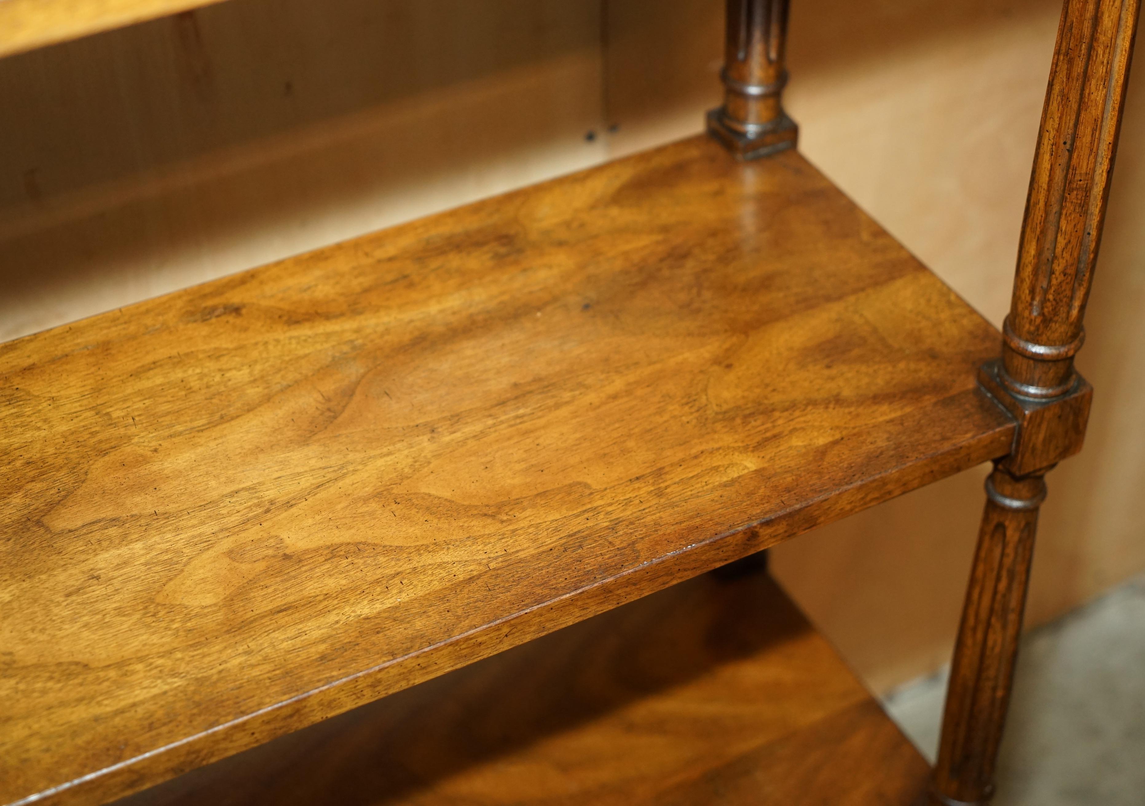 Legno massiccio LIBRERIA IN LEGNO DUREVOLE FIAMMATO IN STILE REGENNALE D'EPOCA alta 198 cm. in vendita