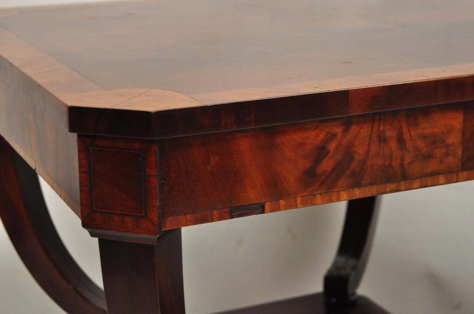 Pareja de mesas auxiliares cuadradas de caoba flameada de estilo Regencia Vintage en venta 4