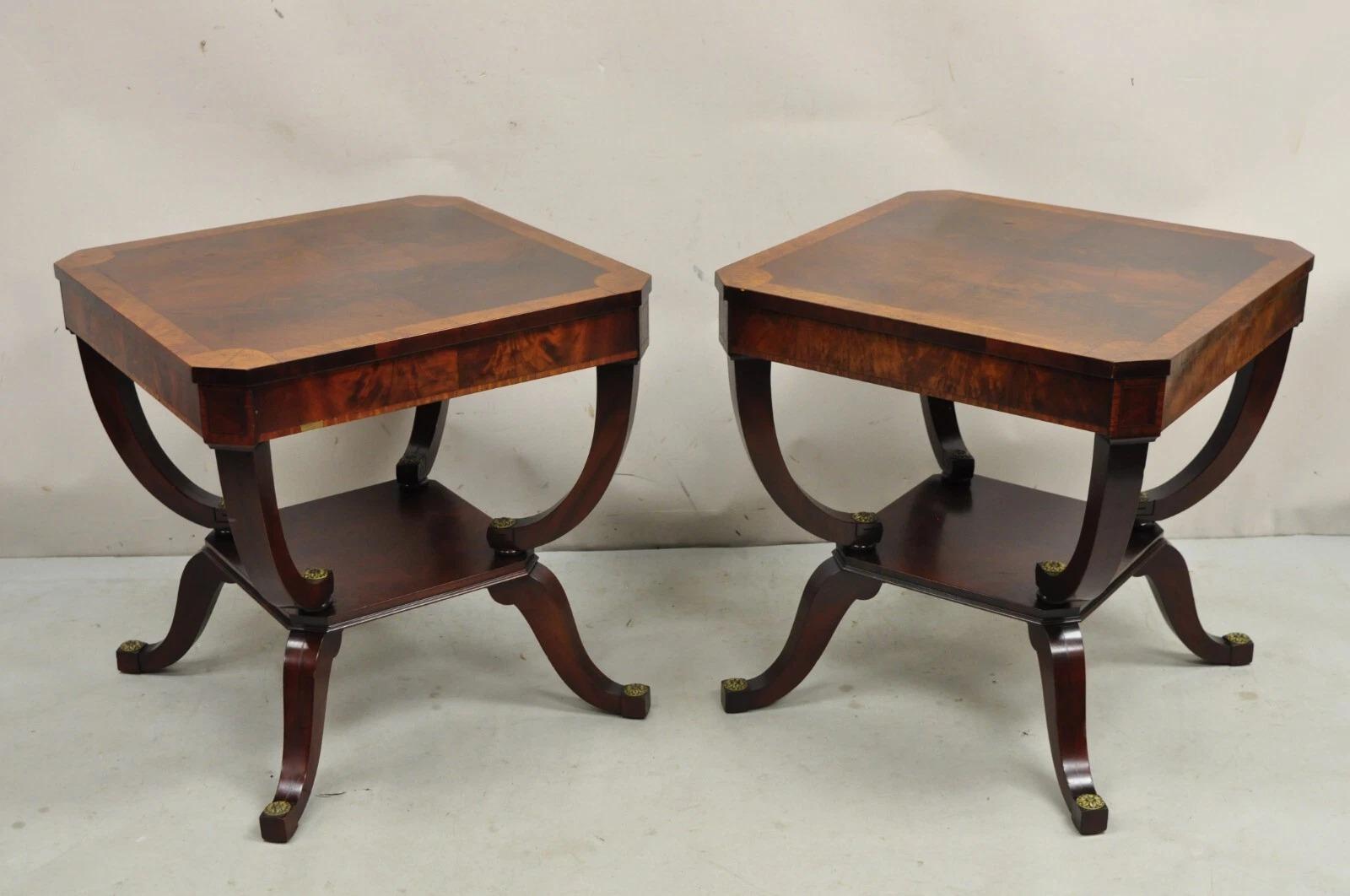 Pareja de mesas auxiliares cuadradas de caoba flameada de estilo Regencia Vintage en venta 6