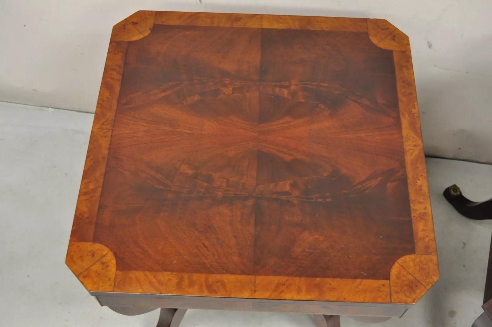 Pareja de mesas auxiliares cuadradas de caoba flameada de estilo Regencia Vintage Desconocido en venta