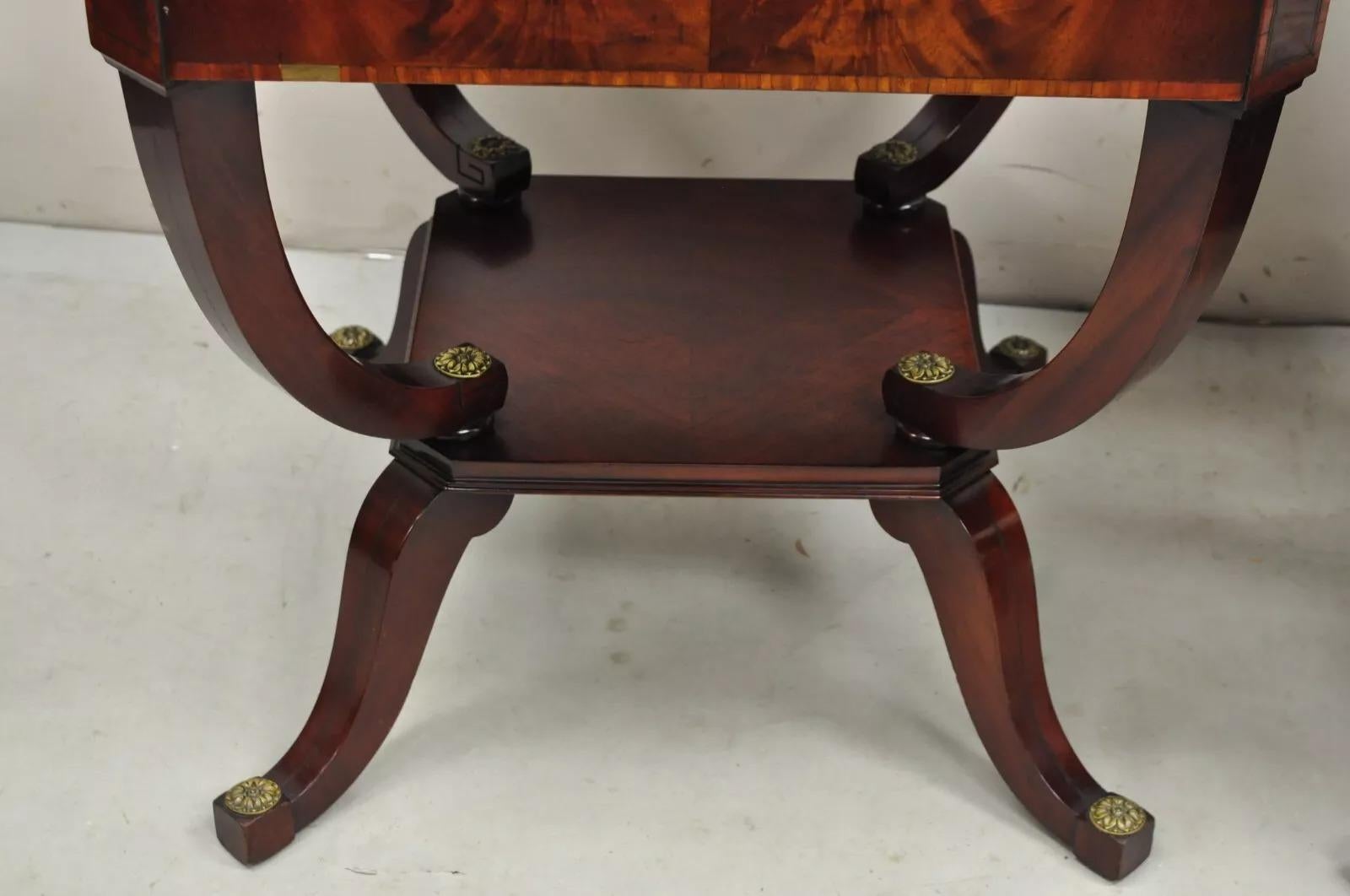 Pareja de mesas auxiliares cuadradas de caoba flameada de estilo Regencia Vintage en Bueno estado para la venta en Philadelphia, PA