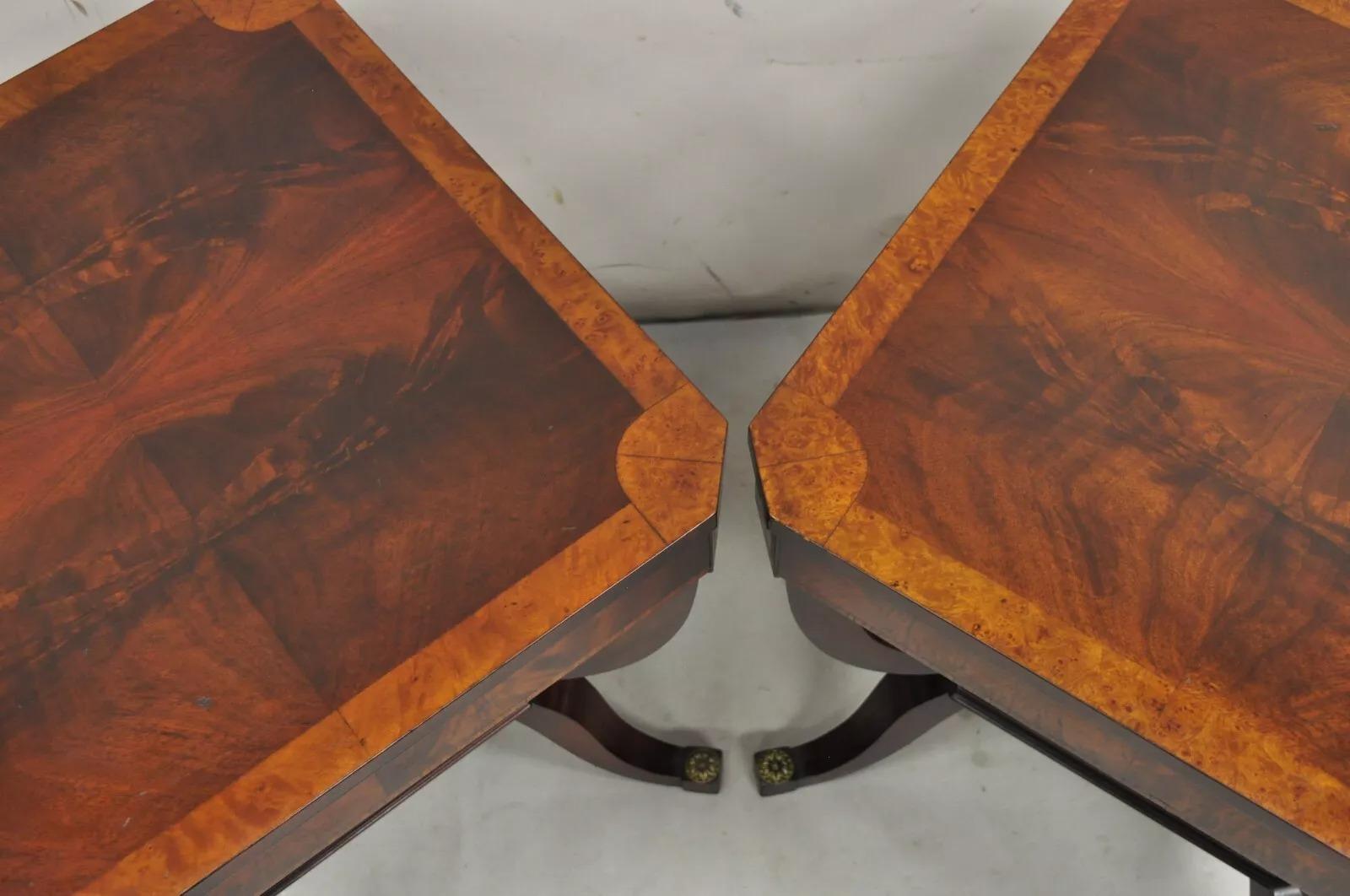 Pareja de mesas auxiliares cuadradas de caoba flameada de estilo Regencia Vintage siglo XX en venta