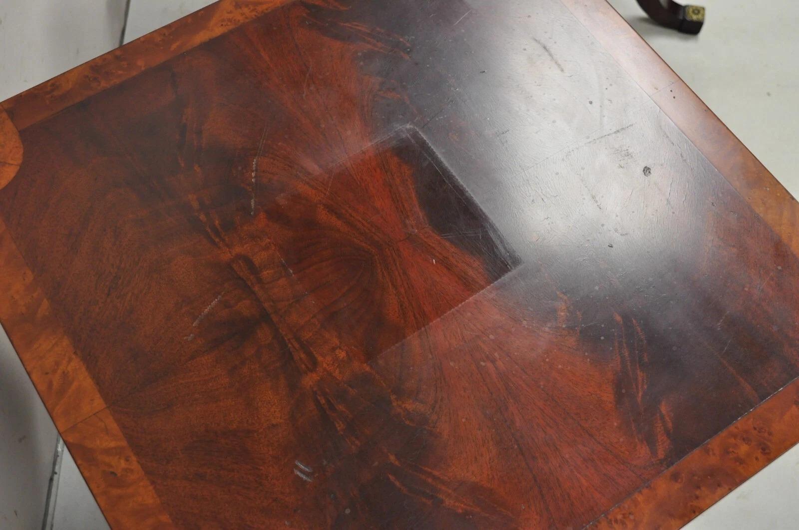 Pareja de mesas auxiliares cuadradas de caoba flameada de estilo Regencia Vintage Latón en venta