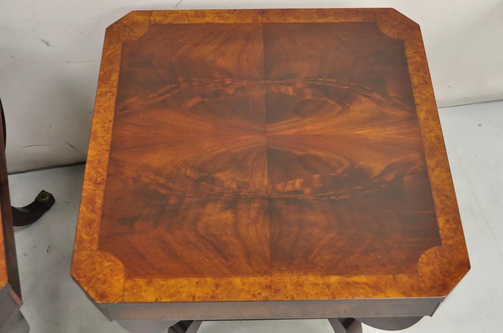 Pareja de mesas auxiliares cuadradas de caoba flameada de estilo Regencia Vintage en venta 1