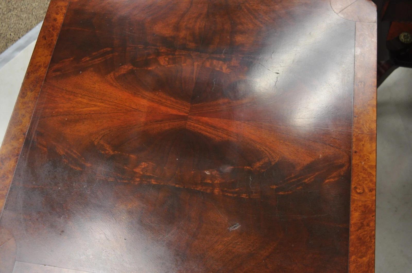Pareja de mesas auxiliares cuadradas de caoba flameada de estilo Regencia Vintage en venta 2