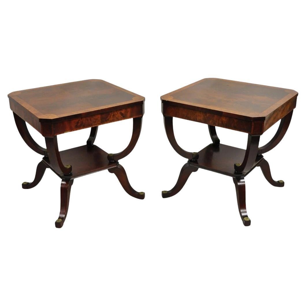 Pareja de mesas auxiliares cuadradas de caoba flameada de estilo Regencia Vintage en venta