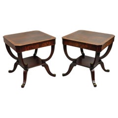 Pareja de mesas auxiliares cuadradas de caoba flameada de estilo Regencia Vintage