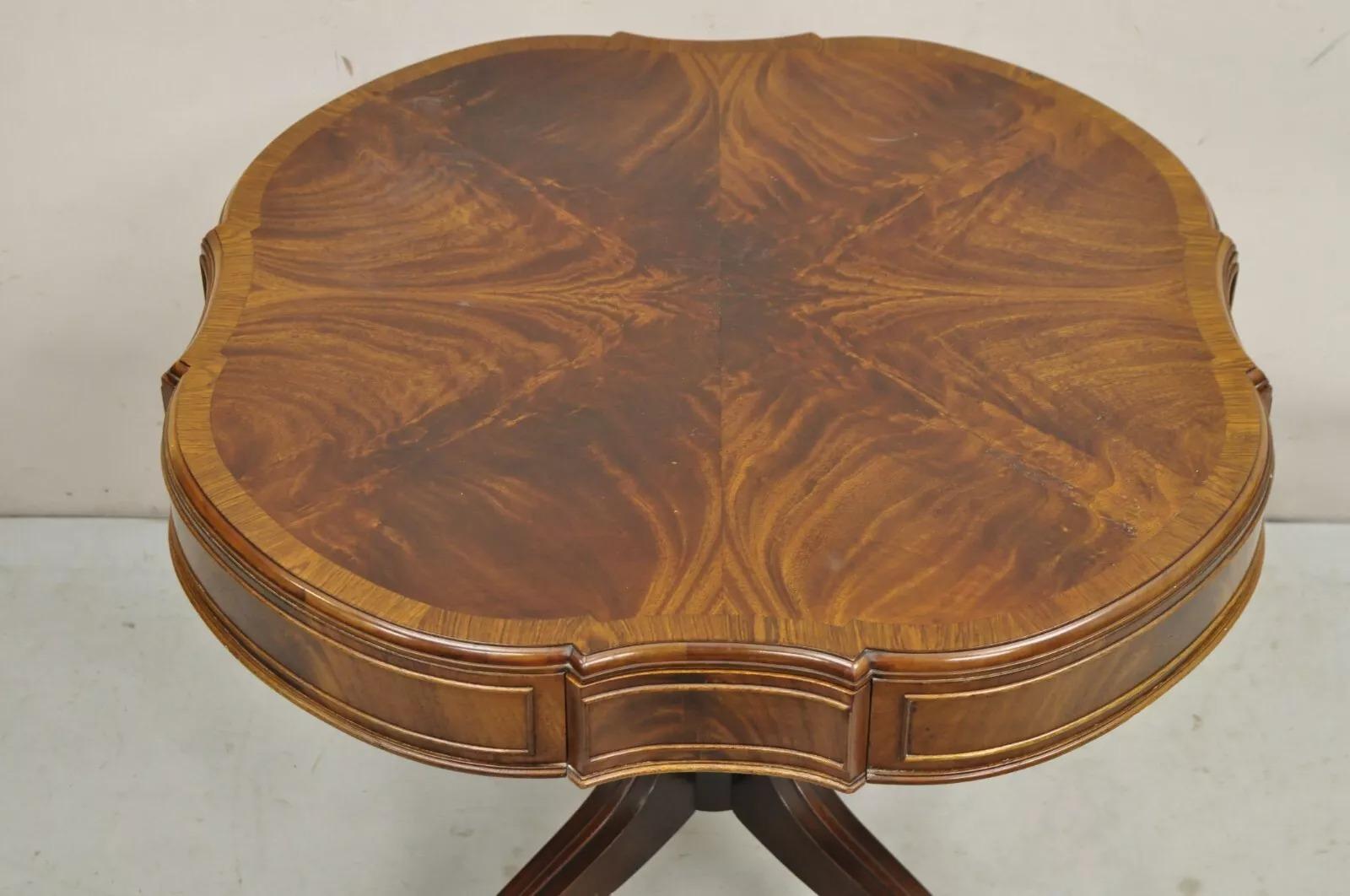 Vintage Regency Style Flamed Mahogany Four Drawer Pedestal Base Lamp Table In Good Condition For Sale In Philadelphia, PA