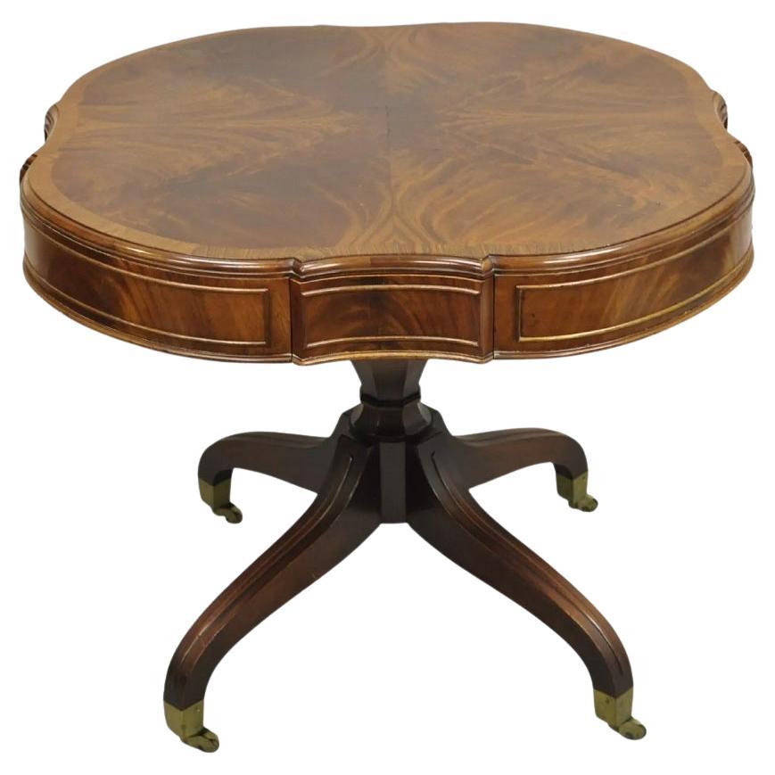 Mesa de lámpara de cuatro cajones con base de pedestal de caoba flameada estilo Regencia Vintage