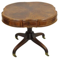 Mesa de lámpara de cuatro cajones con base de pedestal de caoba flameada estilo Regencia Vintage