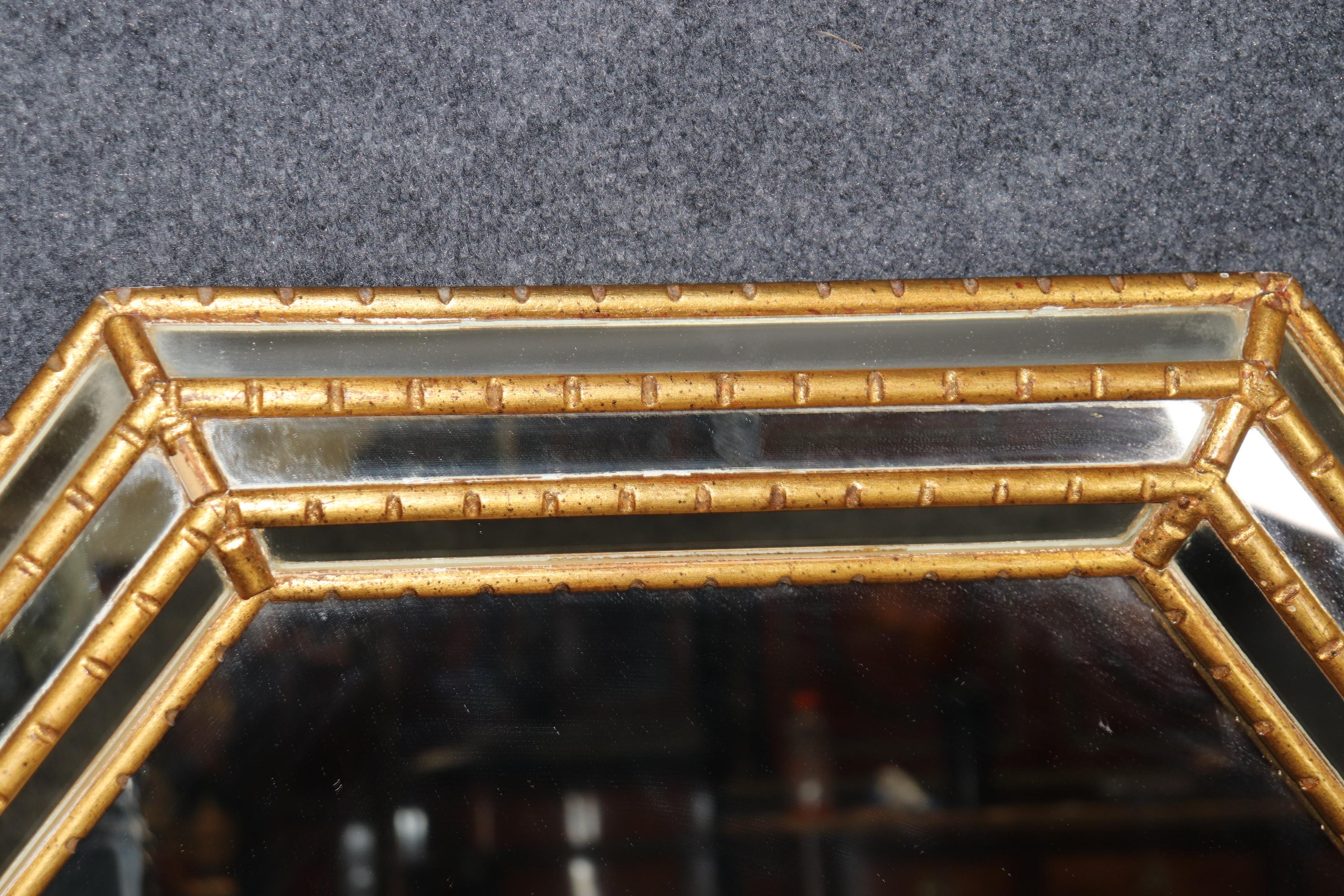 Specchio da parete vintage in stile Regency con intagli dorati di Labarge In condizioni buone in vendita a Swedesboro, NJ